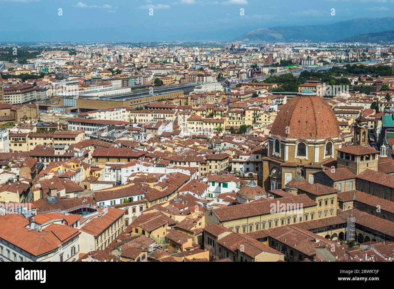 Blick aus der Luft oder aus der Vogelperspektive auf das Stadtbild von Florenz an einem hellen sonnigen Sommertag. Medici Kapelle ist sichtbar. Der Blick ist vom Glockenturm der Kathedrale von Florenz. Stockfoto