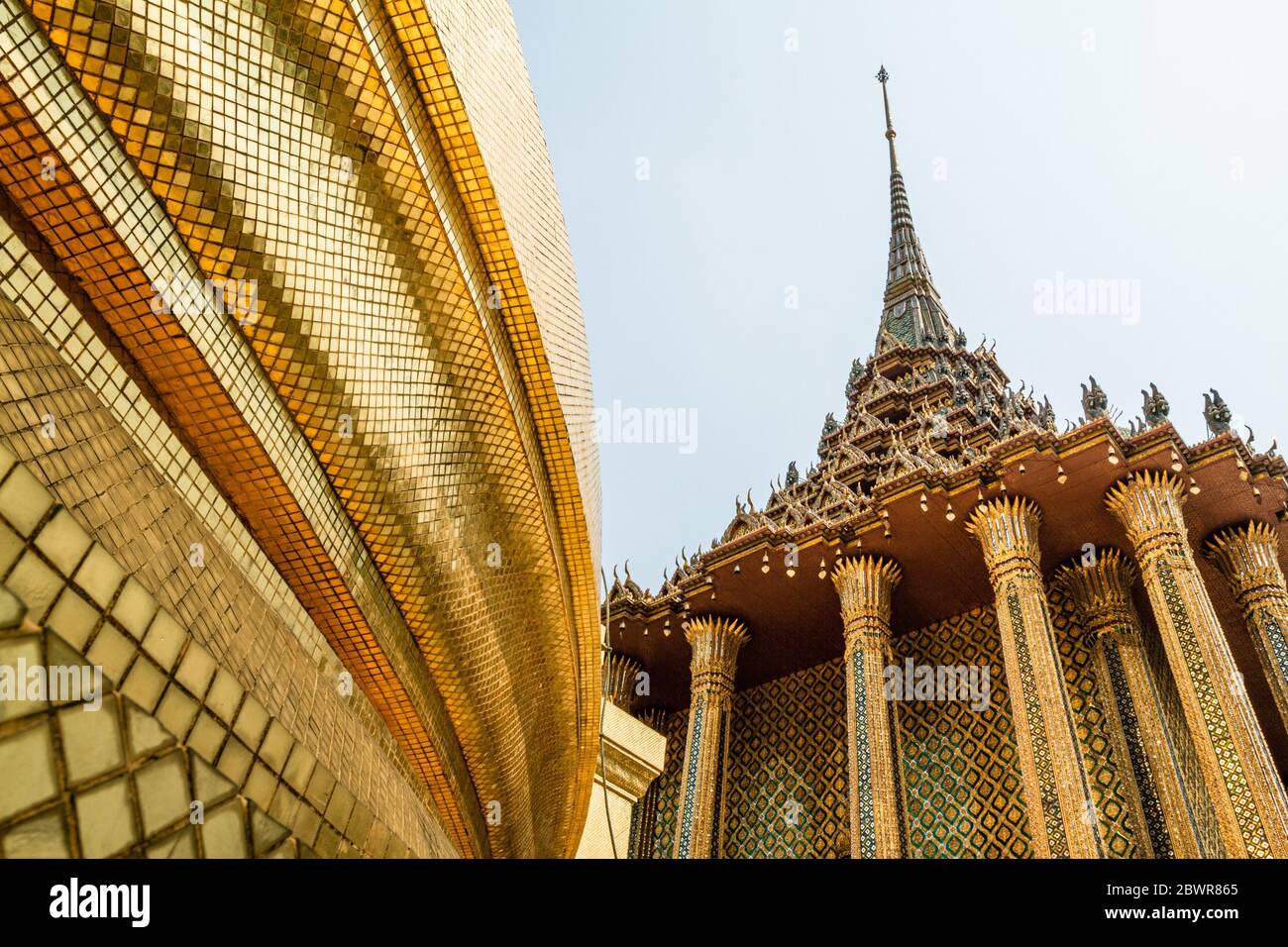 Bangkok, Thailand - 12. Februar 2013. Fassade des smaragdgrünen buddha-Palastes, Wat Phra Kaew. Seine Wände sind voll von goldenen Mosaiken, die Reichtum darstellen Stockfoto