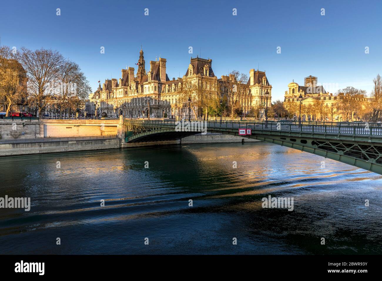 Paris, Frankreich - 4. April 2020: Rathaus in Paris bei Sonnenuntergang während der Eindämmungsmaßnahmen aufgrund von covid-19 Stockfoto