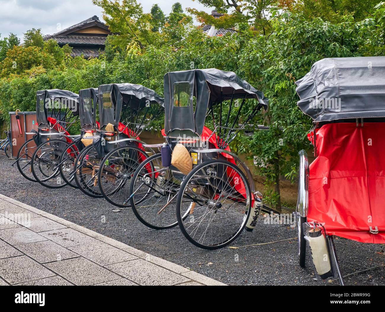 KYOTO, JAPAN - 18. OKTOBER 2019: Ein gezogener Rikscha-Wagen (oder Rikscha), der auf der Straße des alten Kyoto geparkt wurde. Kyoto. Japan Stockfoto