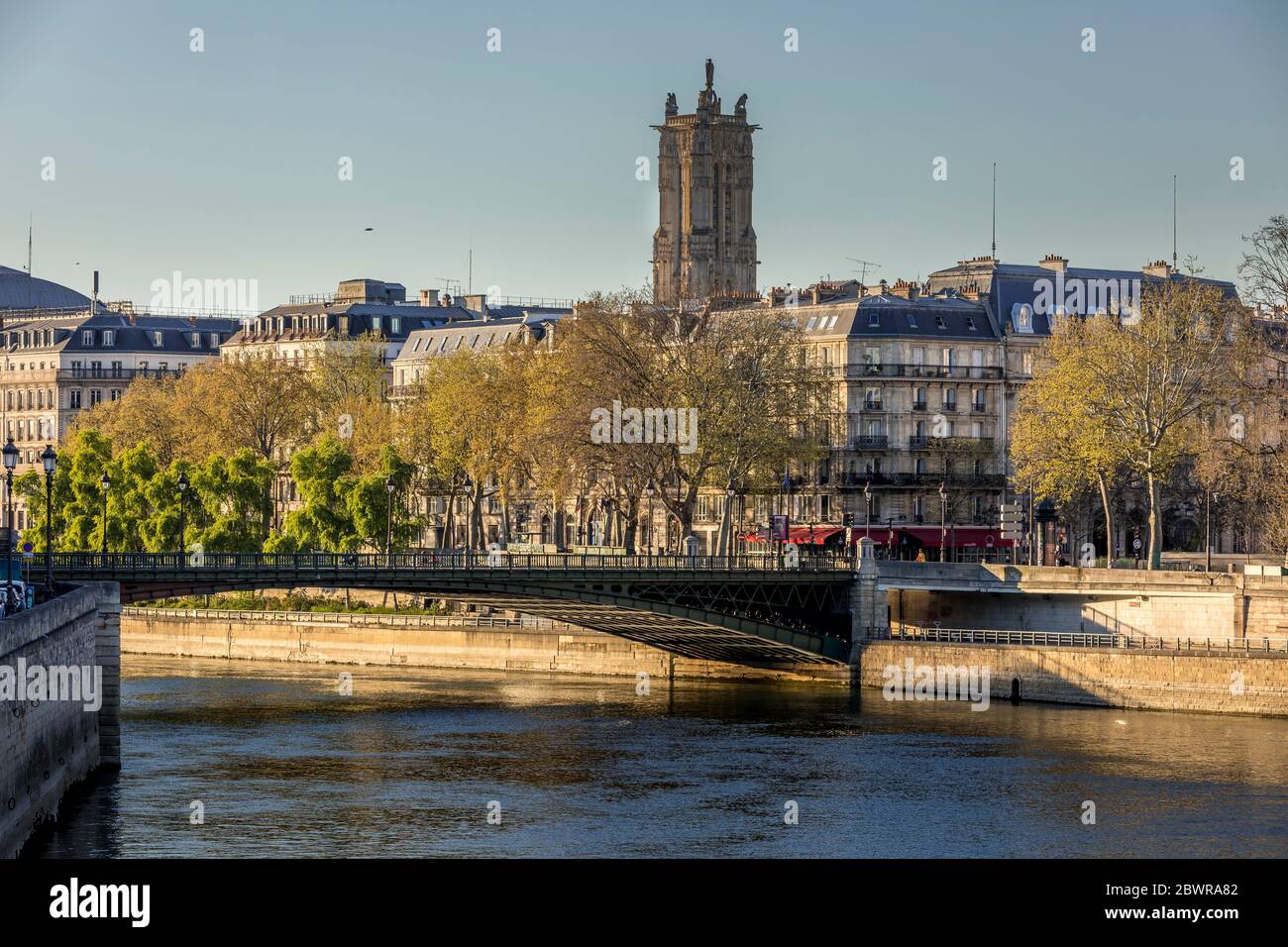 Paris, Frankreich - 5. April 2020: 20. Tag der Eindämmung wegen Covid-19. Niemand, keine Autos auf der Brücke über die seine in Paris Stockfoto
