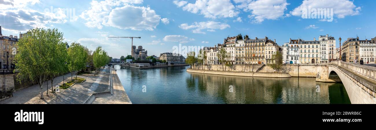 Paris, Frankreich - 9. April 2020: 24. Tag der Eindämmung wegen Covid-19. Blick auf die Kathedrale Notre Dame und die Insel Saint Louis. Es gibt niemanden auf Th Stockfoto
