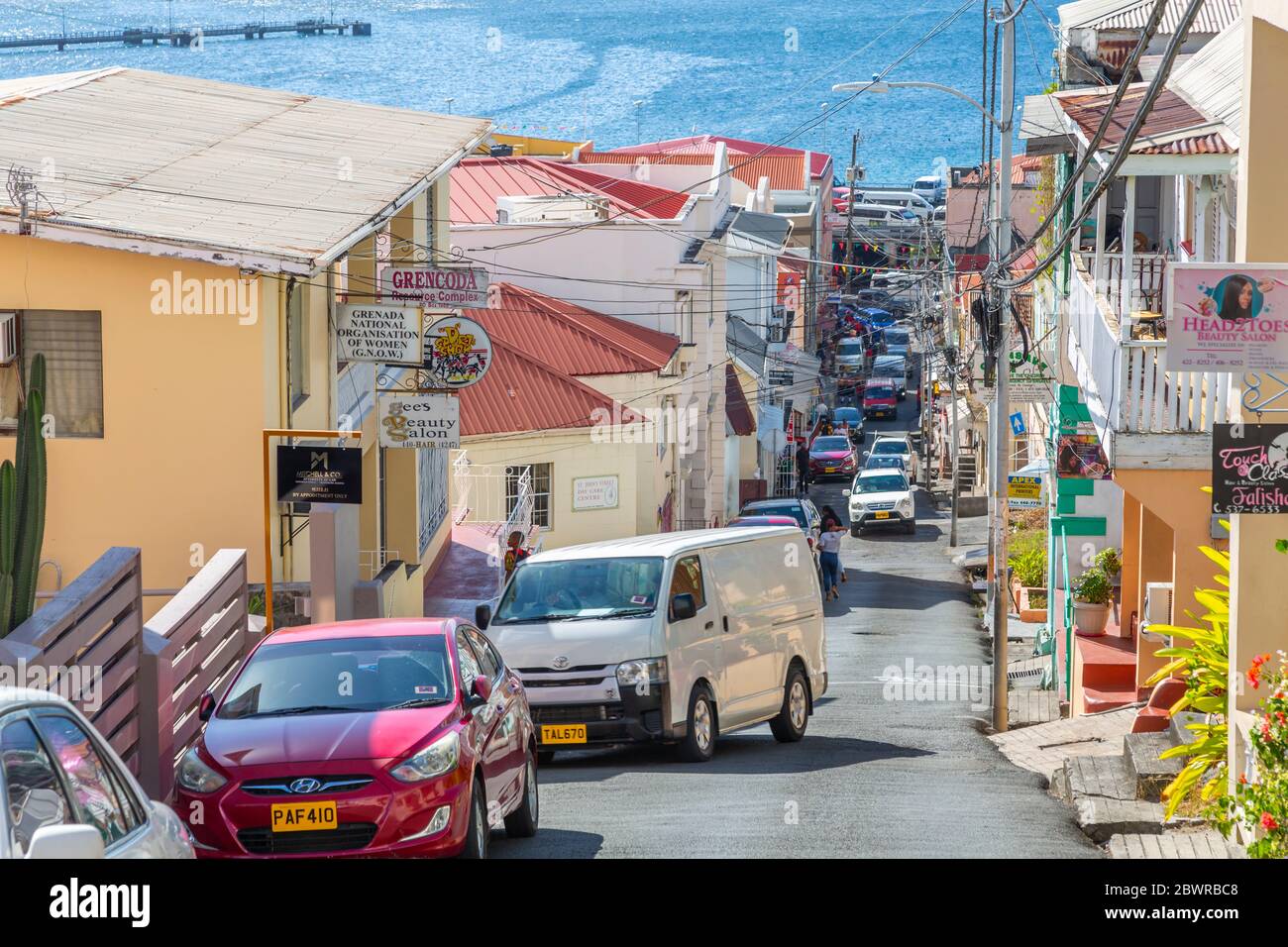 Blick auf belebte Straße und Karibik, St George's, Grenada, Windward Islands, West Indies, Karibik, Mittelamerika Stockfoto