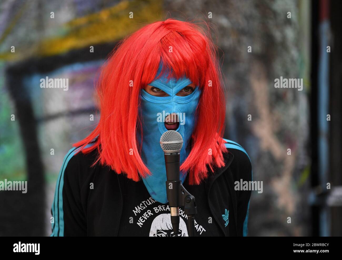 Berlin Deutschland Juni 2020 Bewohner Des Hausprojekts Liebig34 Spielen Vor Dem Haus In Der Liebigstrasse 34