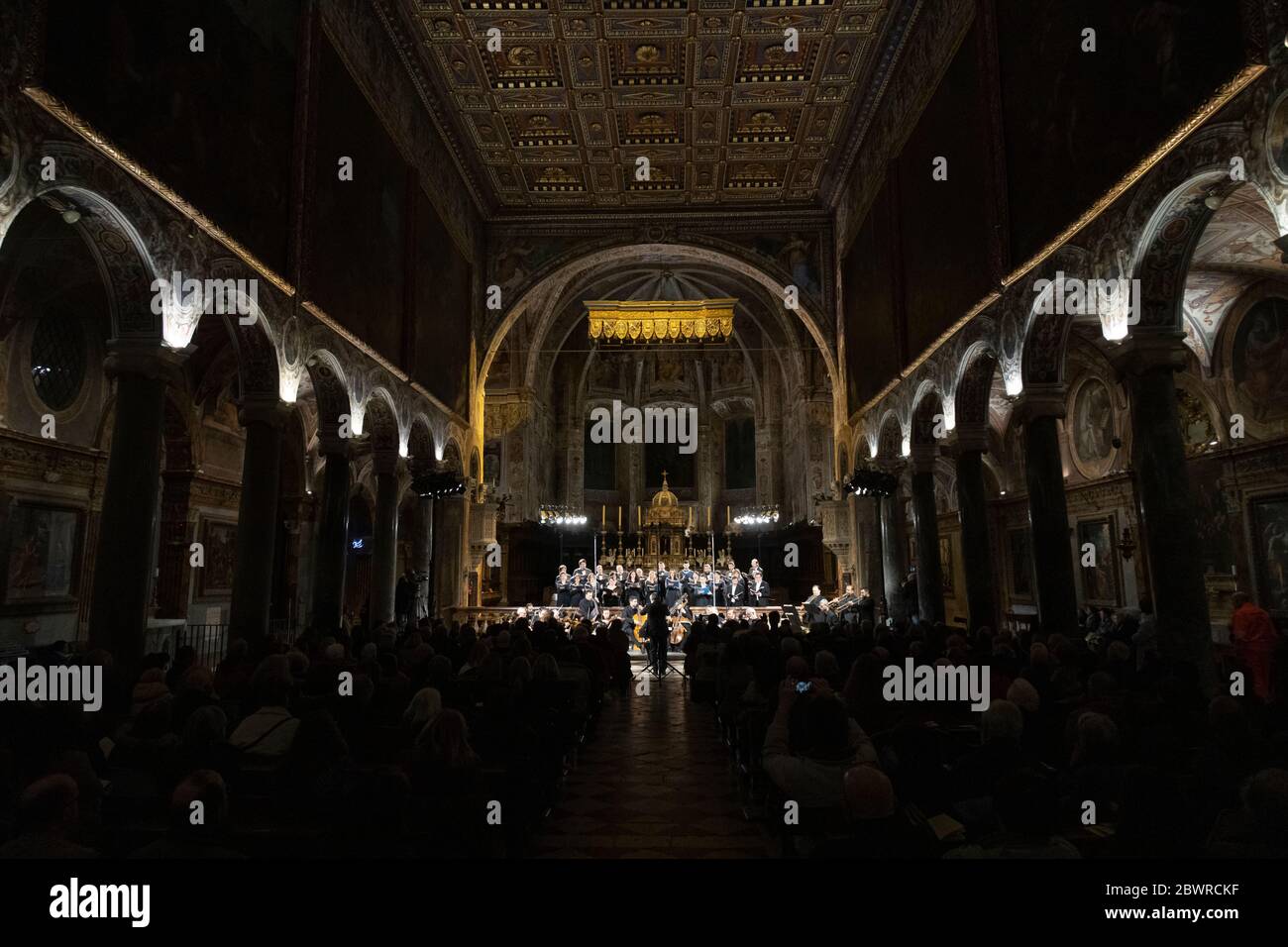Innenansicht des Petersdoms in Perugia, Italien, ein Konzert der klassischen Musik stehlen Stockfoto