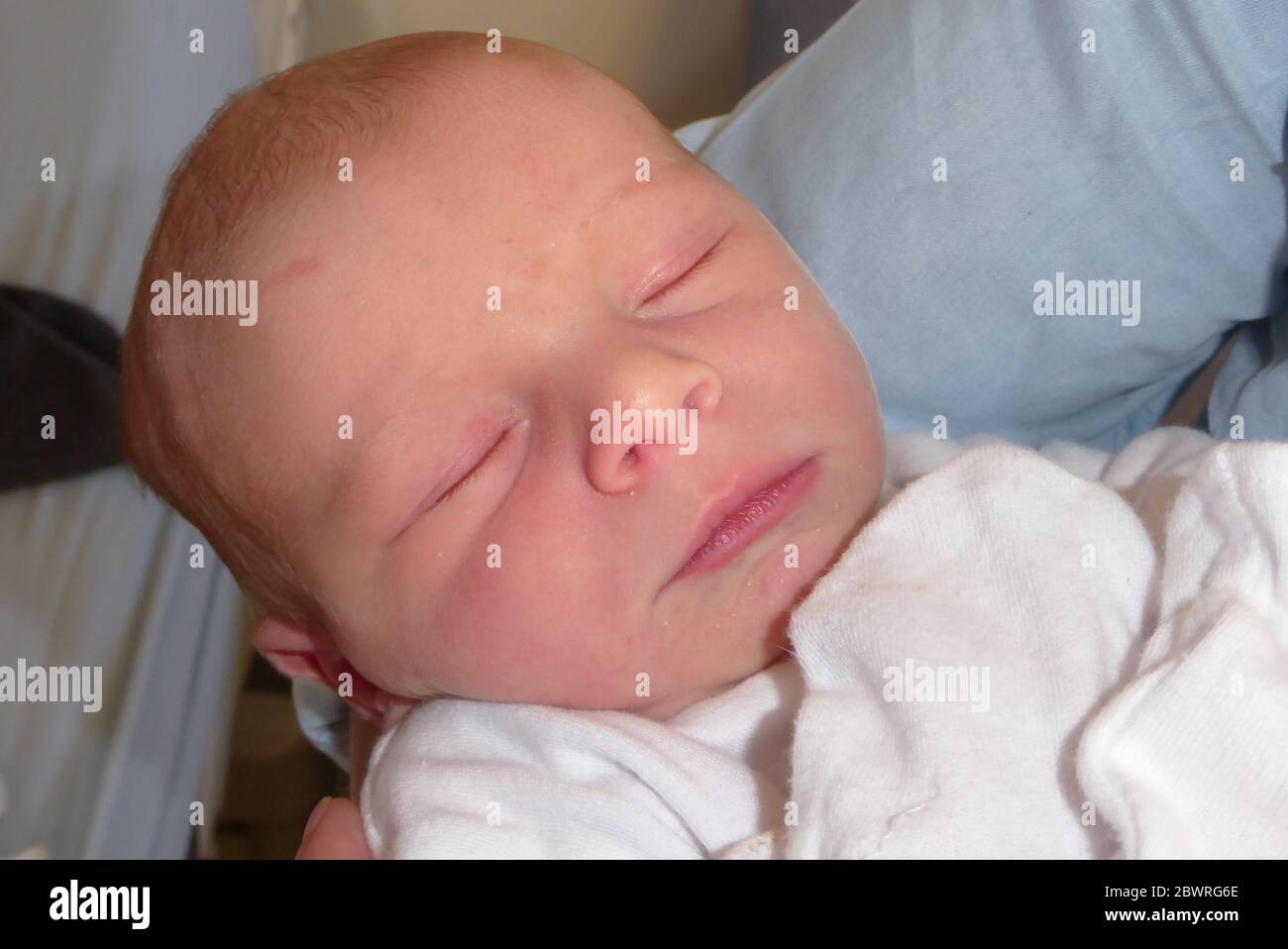 Schönes neugeborenes Baby, ungefähr einen Tag alt. MODELL FREIGEGEBEN Stockfoto