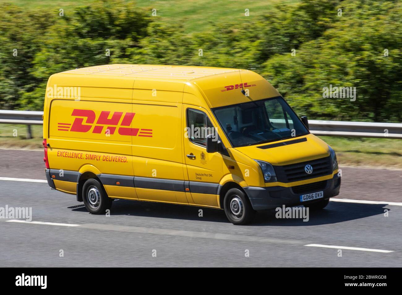 DHL-Lieferwagen Mann Fahrgelb 2017 gelb VW Volkswagen Crafter Cr35 TDI BMT, Manchester, UK; Fahrzeugverkehr, Transport, modern, auf der 3-spurigen Autobahn. Stockfoto