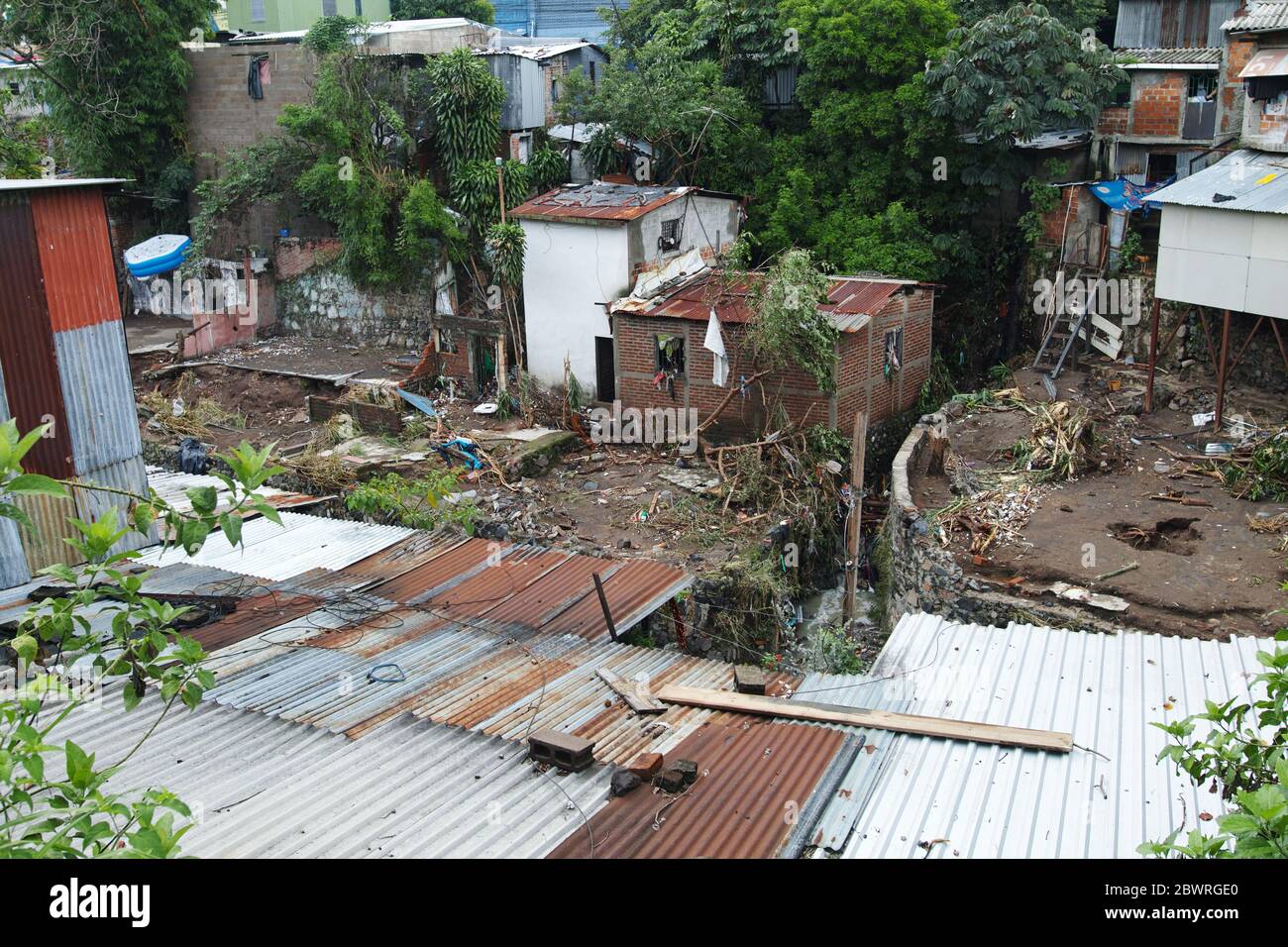 San Salvador, El Salvador. Juni 2020. Schäden durch Tropensturm Amanda in der Gemeinde Nuevo Israel in der Hauptstadt El Salvador. Die Gemeinde liegt am Ufer des Arenal Flusses, der aufgrund der intensiven Regenfälle am Sonntag und Montag viele Häuser überschwemmt und zerstört hat. Kredit: Carlos Diaz/Alamy Live News. Stockfoto San Salvador, El Salvador. Juni 2020. Schäden durch Tropensturm Amanda in der Gemeinde Nuevo Israel in der Hauptstadt El Salvador. Die Gemeinde liegt am Ufer des Arenal Flusses, der aufgrund der intensiven Regenfälle am Sonntag und Montag viele Häuser überschwemmt und zerstört hat. Kredit: Carlos Diaz/Alamy Live News. Stockfoto
