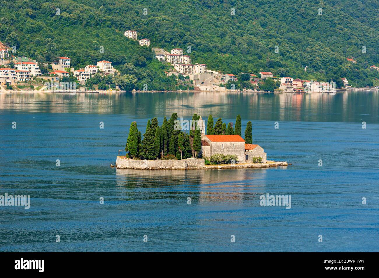 Perast, Montenegro. Bucht von Kotor. St. George's Insel mit seinem Benediktinerkloster. Stockfoto