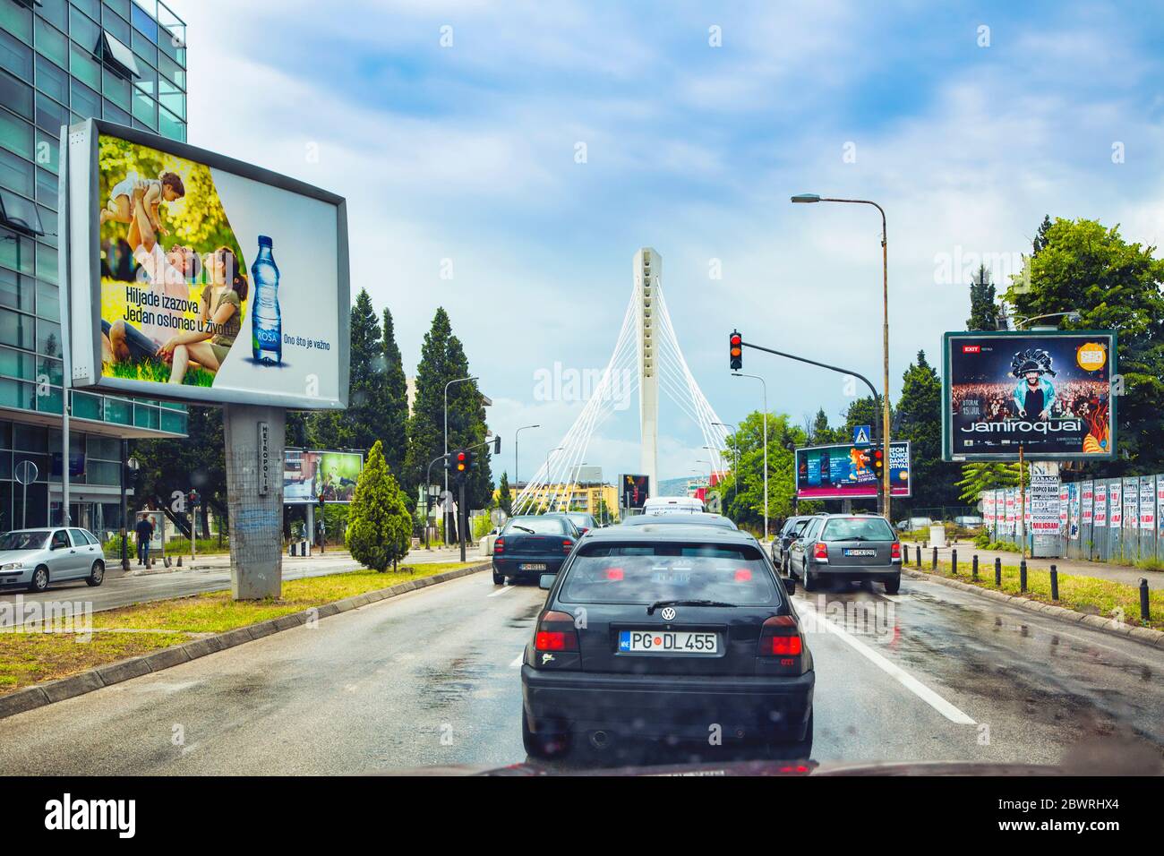 Podgorica, Montenegro. Ein Fahrerblick auf Bulevar Ivana Crnojevica, der sich der Millennium-Brücke (Most Milenijum) nähert. Podgorica ist die capi Stockfoto