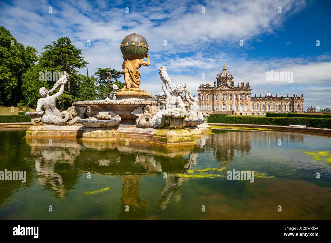 Der Atlas-Brunnen mit Schloss Howard im Hintergrund, Yorkshire, England Stockfoto