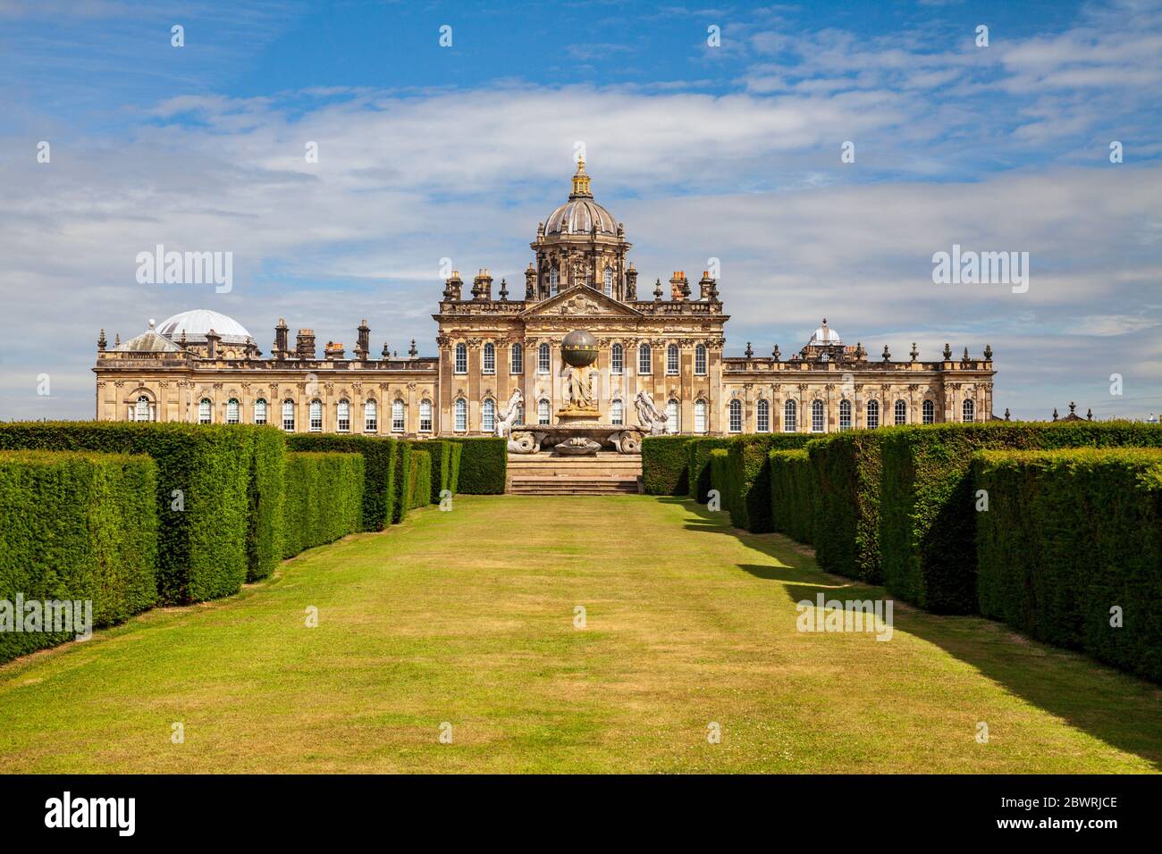 Ein Südblick auf Castle Howard und Atlas Fountain, Yorkshire, England Stockfoto