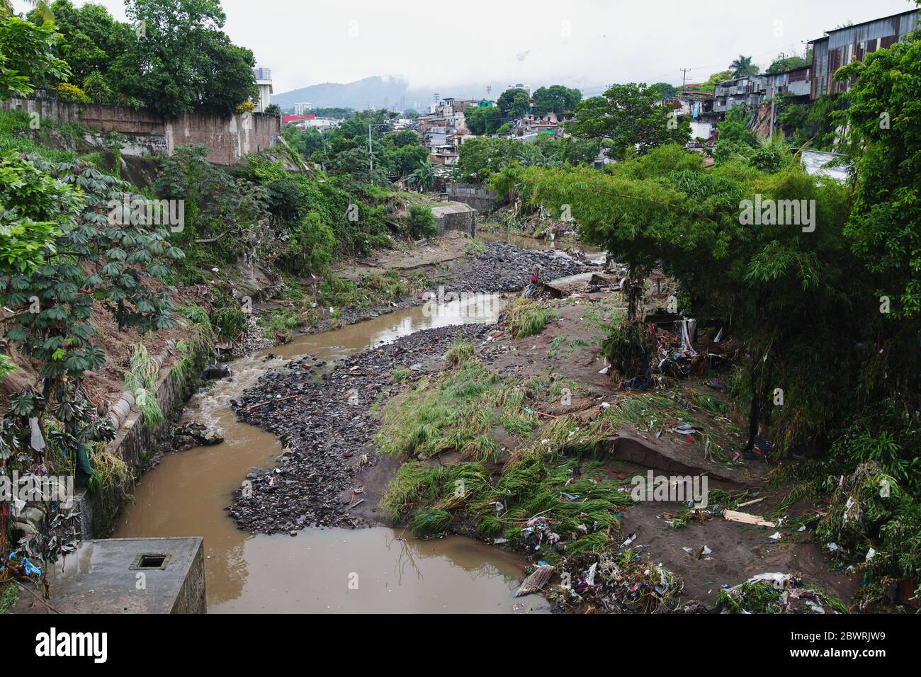 San Salvador, El Salvador. Juni 2020. Sektor des Arenal Flusses, der durch den Tropensturm Amanda in der Gemeinde Nuevo Israel in der Hauptstadt El Salvador überschwemmt wurde. Die Gemeinde liegt am Ufer des Flusses, der aufgrund der intensiven Regenfälle am Sonntag und Montag viele Häuser überschwemmt und zerstört hat. Kredit: Carlos Diaz/Alamy Live News. Stockfoto San Salvador, El Salvador. Juni 2020. Sektor des Arenal Flusses, der durch den Tropensturm Amanda in der Gemeinde Nuevo Israel in der Hauptstadt El Salvador überschwemmt wurde. Die Gemeinde liegt am Ufer des Flusses, der aufgrund der intensiven Regenfälle am Sonntag und Montag viele Häuser überschwemmt und zerstört hat. Kredit: Carlos Diaz/Alamy Live News. Stockfoto