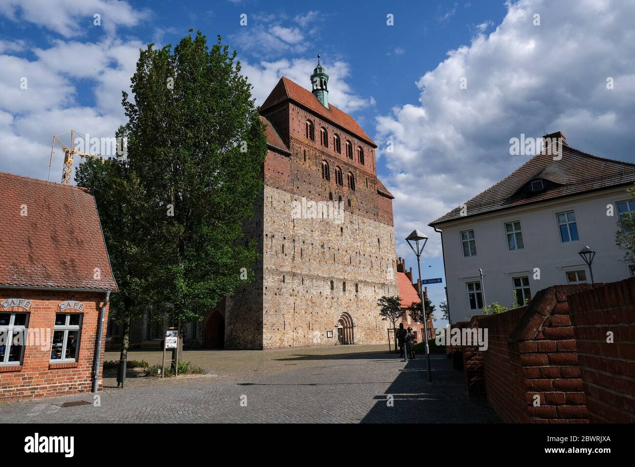 Hansestadt Havelberg, Deutschland. Mai 2020. Der Dom St. Marien der Hansestadt Havelberg am Ufer der Havel. Die evangelische Kirche wurde ursprünglich im romanischen Baustil erbaut. Heute wird die Domkirche von der St. Marien St. Laurentius Gemeinde für evangelische Gottesdienste und Veranstaltungen musikalischer Art genutzt. Quelle: Jens Kalaene/dpa-Zentralbild/ZB/dpa/Alamy Live News Stockfoto