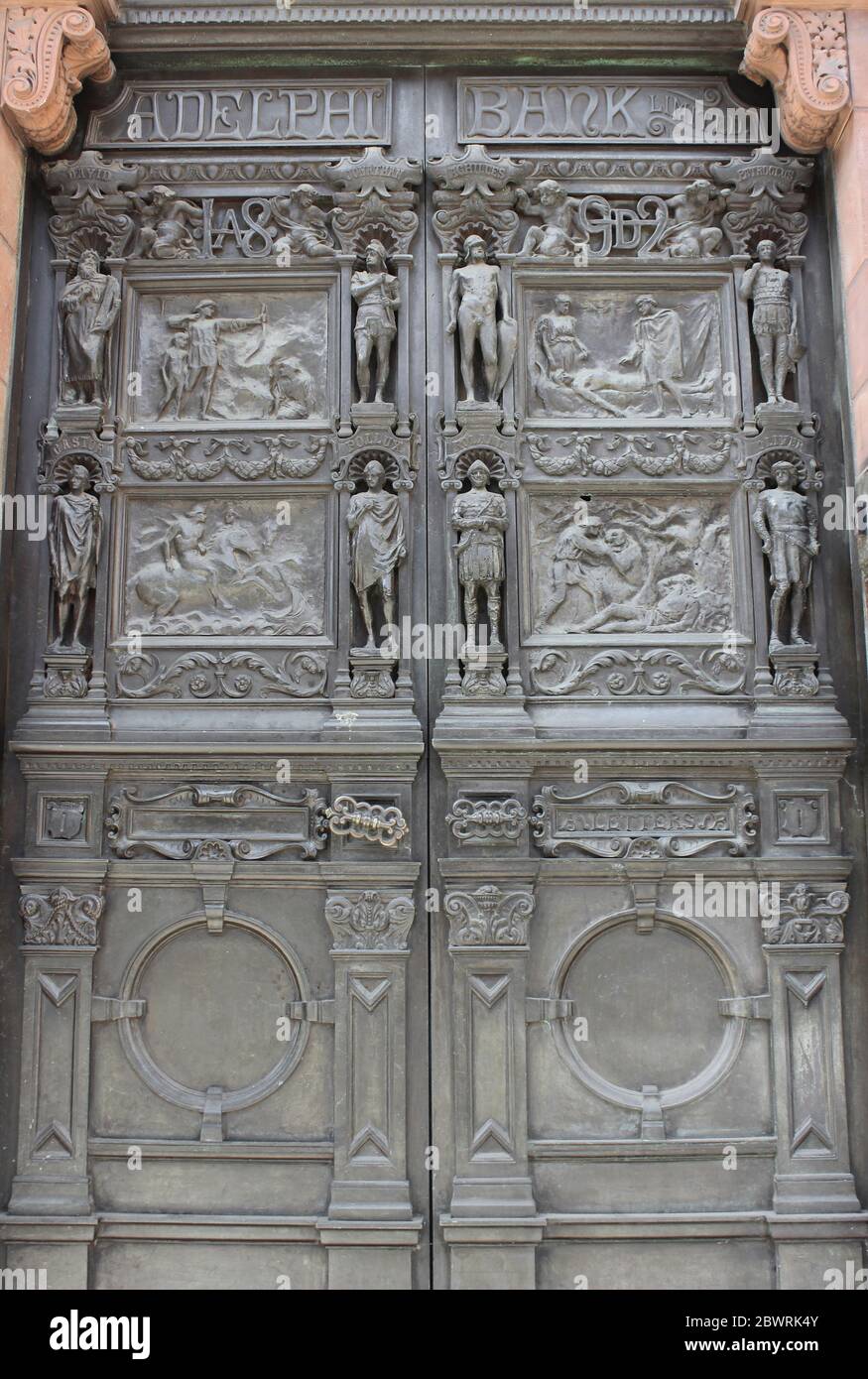 Detail an der Tür zum ehemaligen Adelphi Bank Building, Liverpool, UK Stockfoto