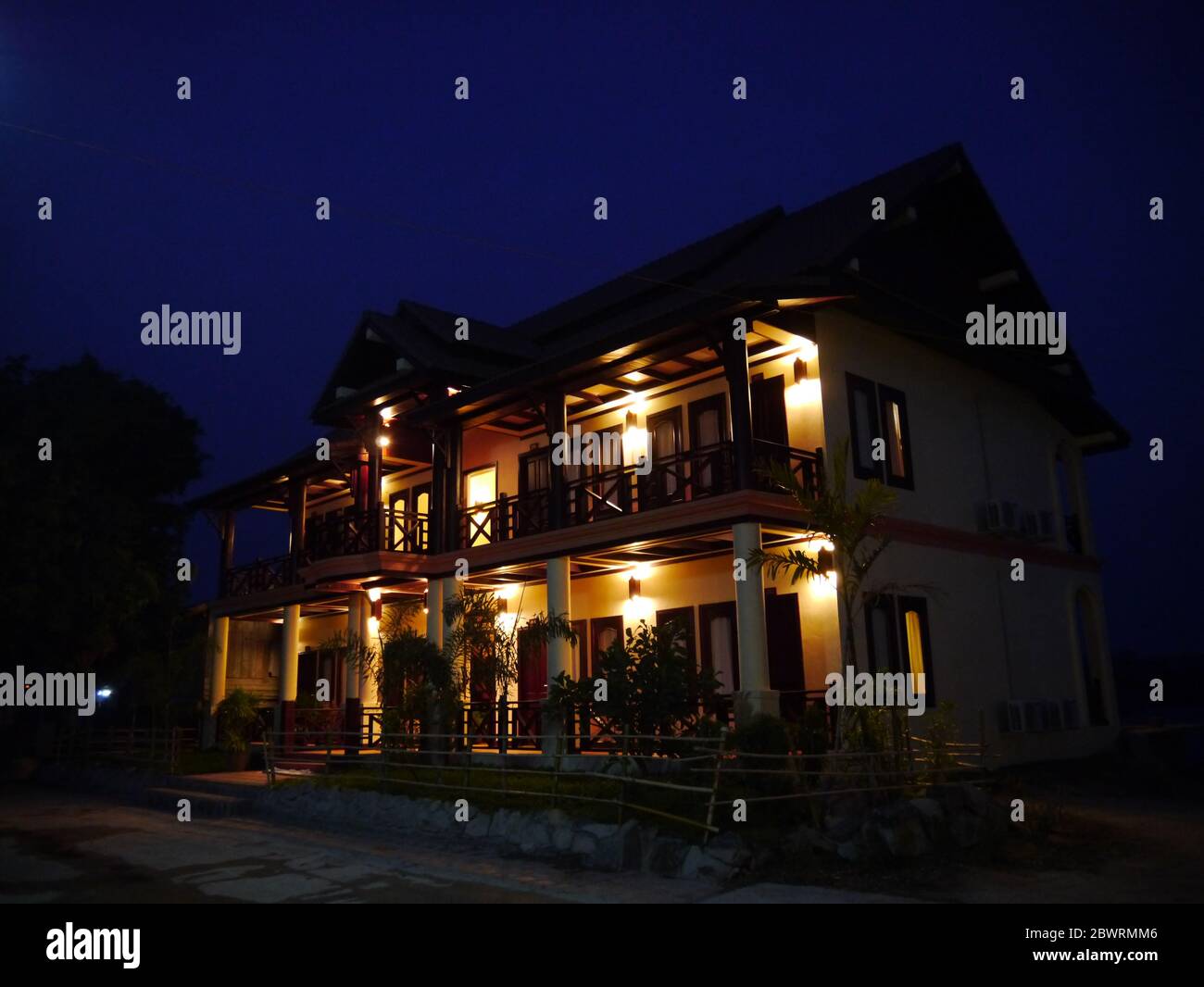 Das Hotel liegt im kleinen Dorf im Süden von Laos Stockfoto