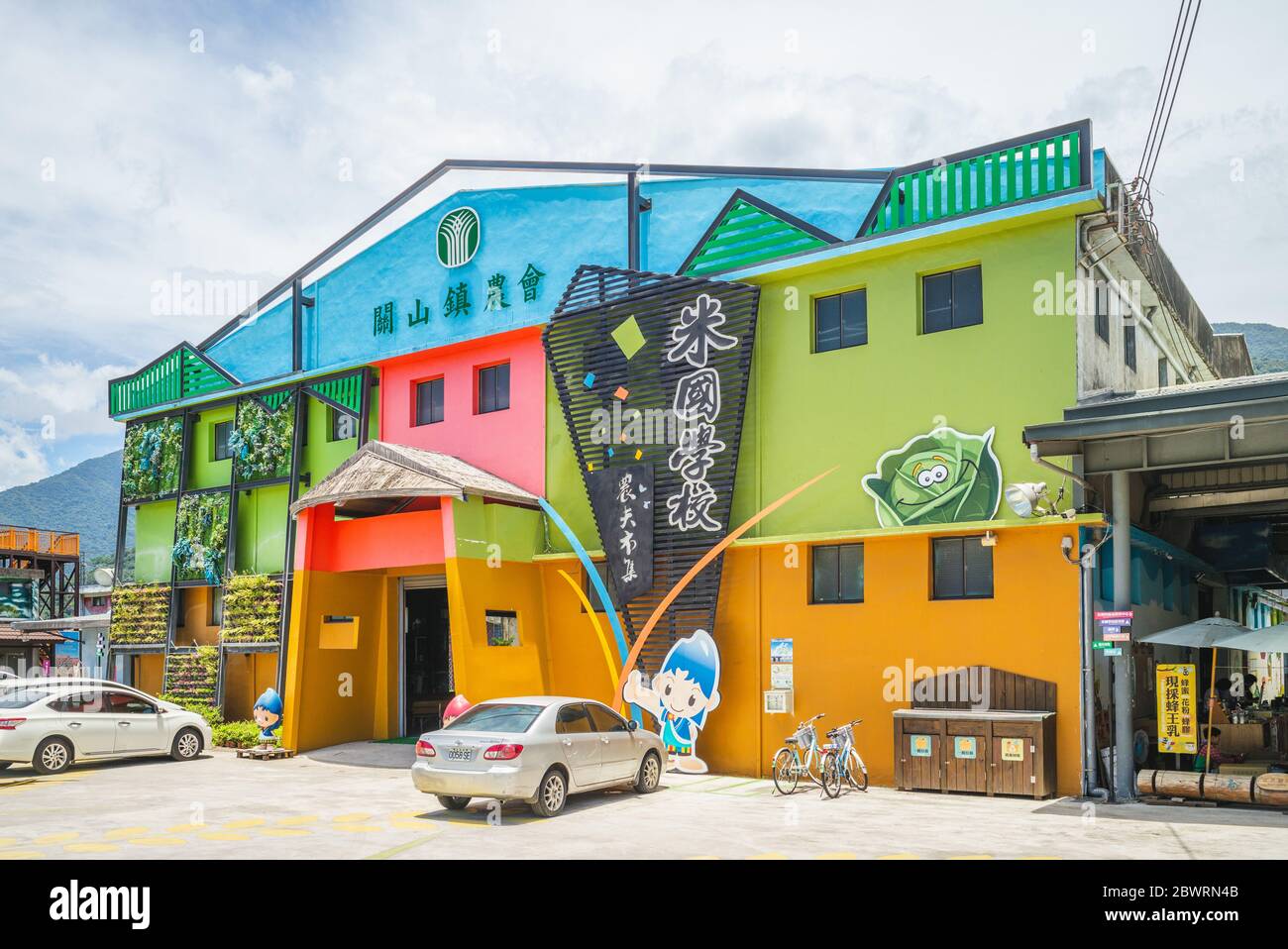 Guanshan, Taiwan - 30. Mai 220: Die Reisschule wurde von einer Reismühle und einem Getreidespeicher für Touristen umgewandelt, um Reis auf verschiedene Weise zu erleben. Stockfoto