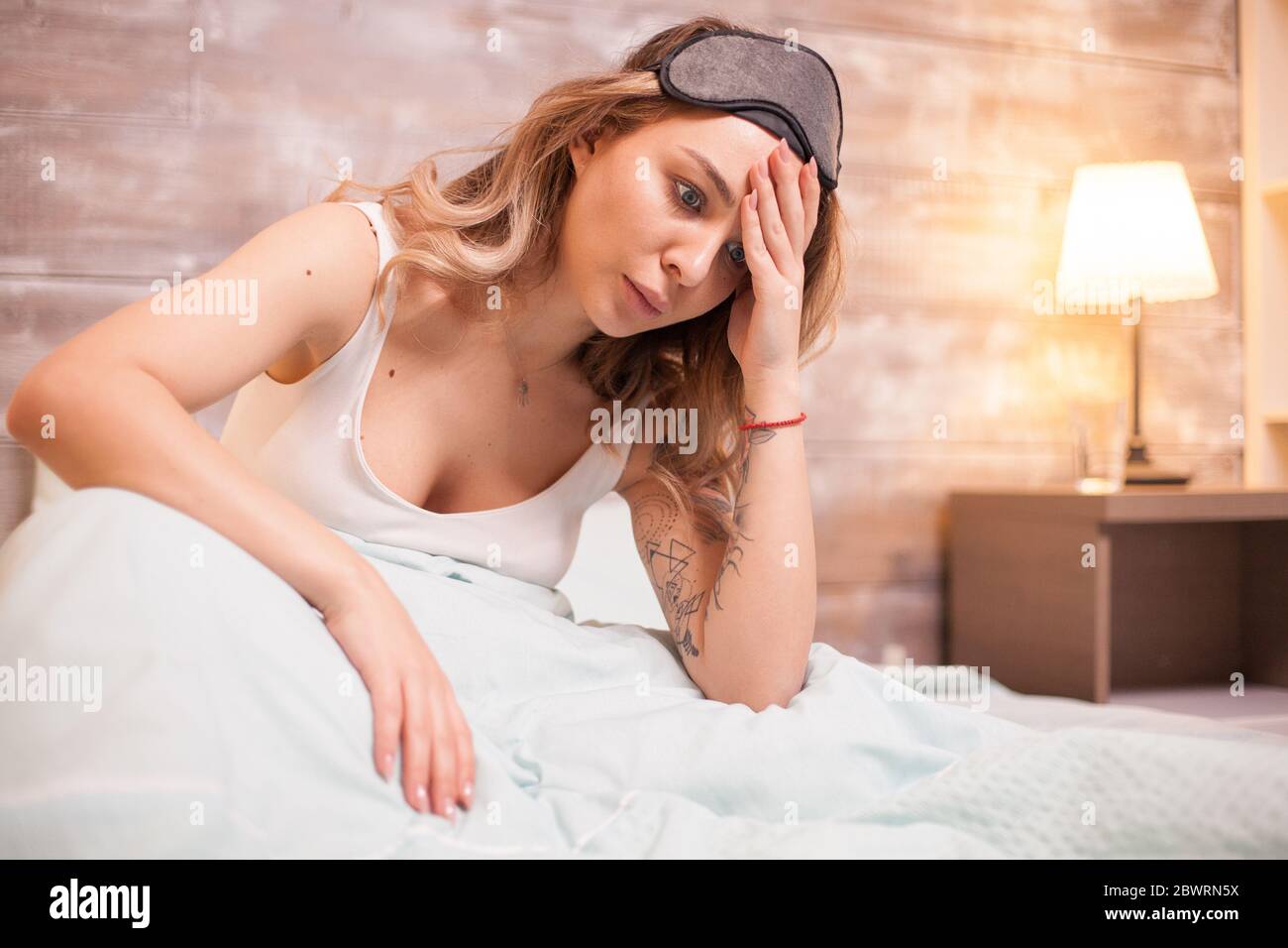 Junge schöne Frau leidet nach einem Alptraum während ihres Schlafes. Stockfoto