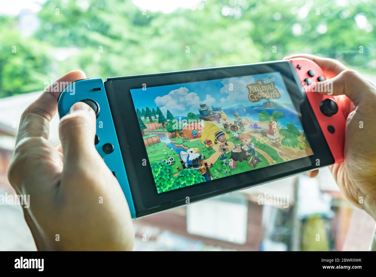 Bangkok, Thailand - 26. Mai 2020: EIN Mann, der Animal Crossing auf Nintendo Switch spielt. Stockfoto