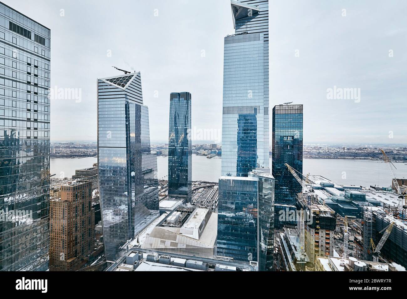 Ein Blick auf glänzende, reflektierende Gebäude in New York City. Stockfoto