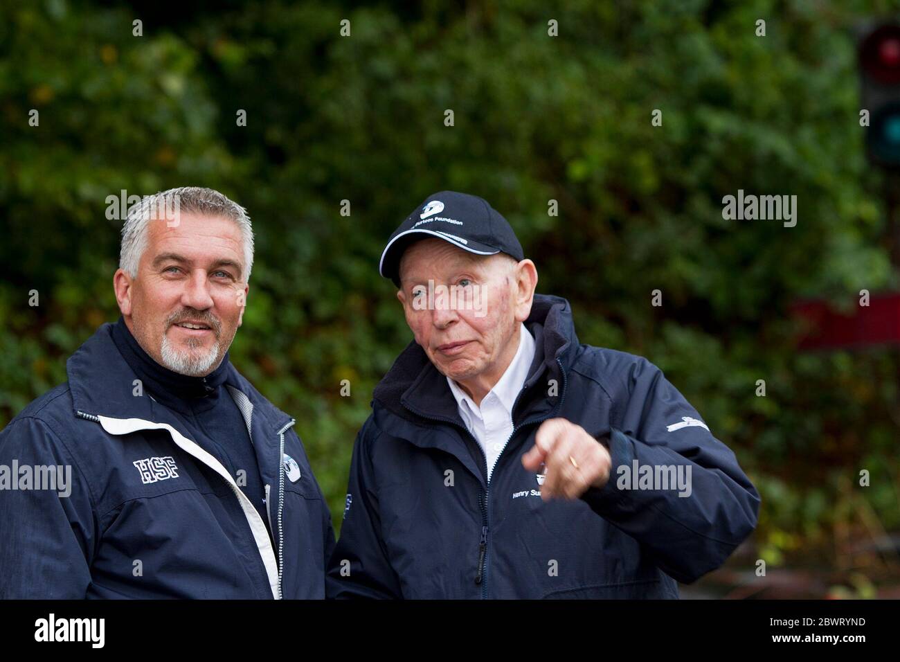 Der BBC Television-Star Paul Hollywood mit John Surtees eröffnet die diesjährige Henry Surtees Challenge im Buckmore Park, Kent, Großbritannien. 08.10.2014 Stockfoto