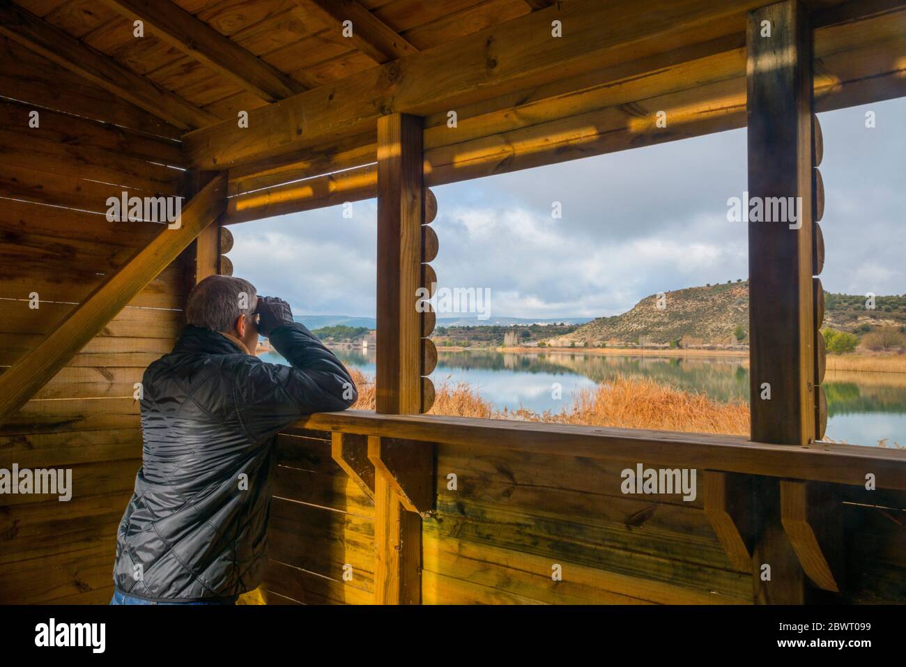 Mann am Vogelbeobachtungspunkt. See, Pareja, Provinz Guadalajara, Kastilien La Mancha, Spanien. Stockfoto