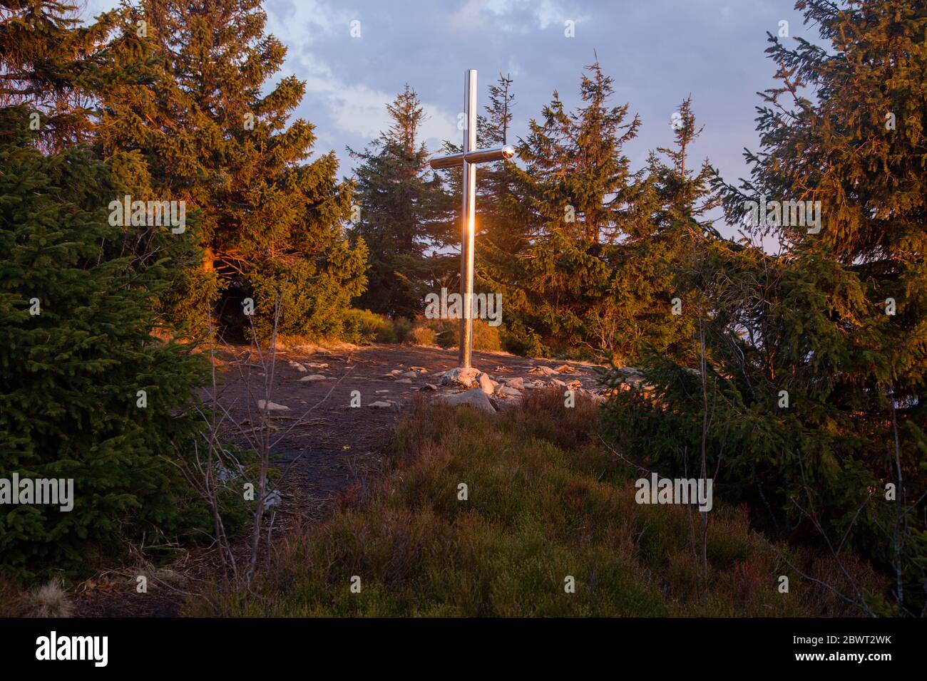 Überqueren Sie die Spitze des Hügels Vtáčnik bei Sonnenaufgang, Slowakei Stockfoto