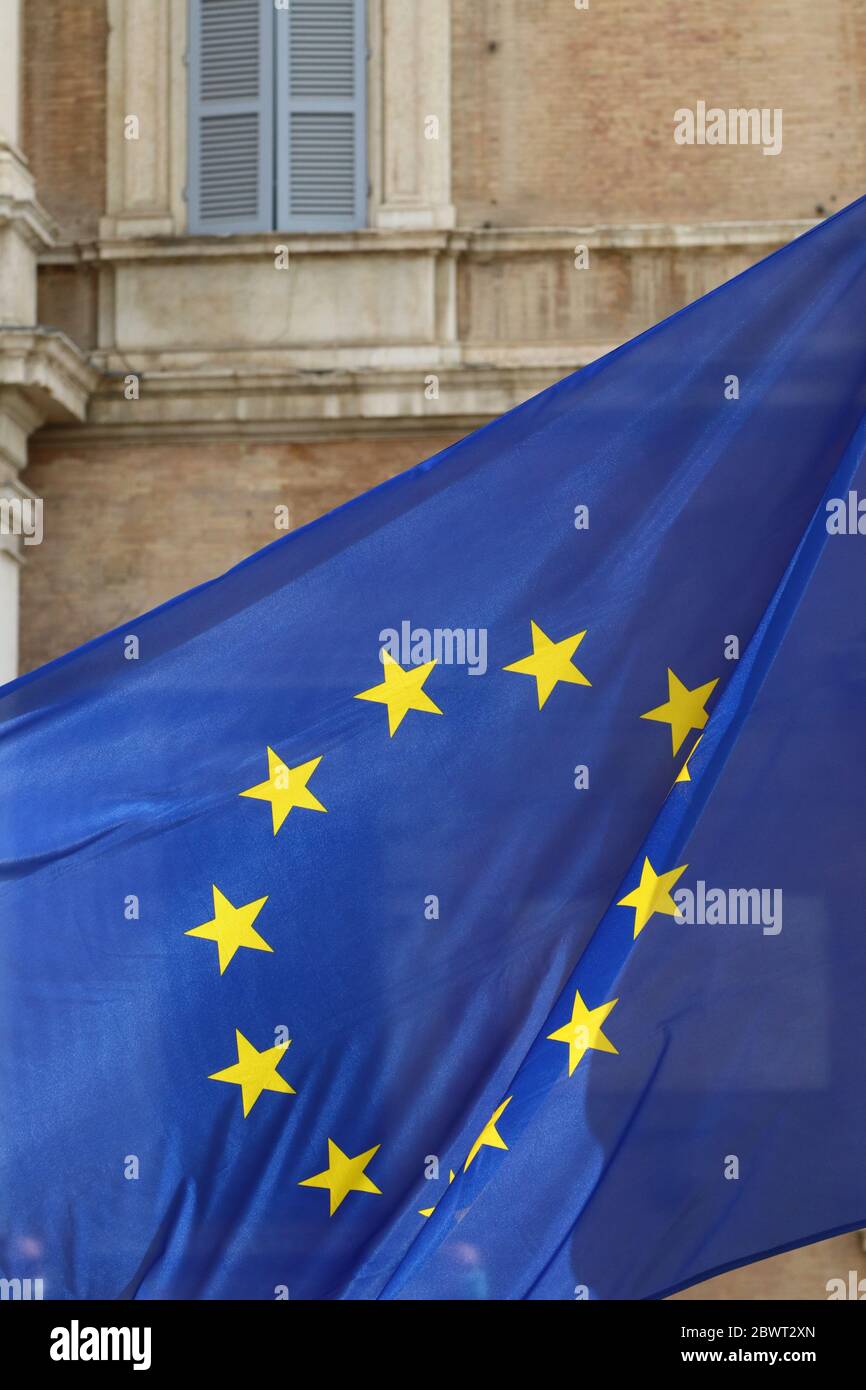 Flagge der Europäischen Union auf dem alten Palast Stockfoto