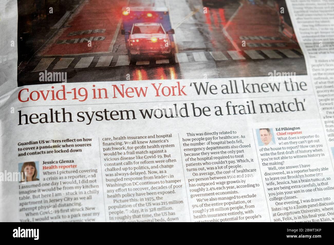 „Covid-19 in New York NYC „Wir alle wussten, dass das Gesundheitssystem ein zerbrechliches Spiel sein würde“, berichtete der Zeitungsartikel der Guardian Zeitung, Journalismus, der in Lockdown 2020 berichtete Stockfoto