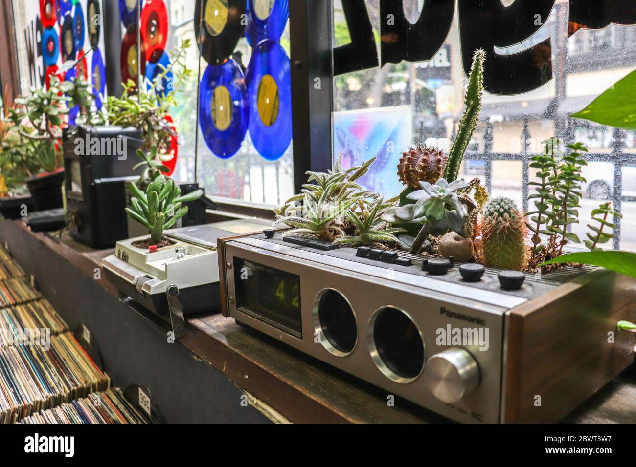 Recycelte Radios in einem Vinylshop Stockfoto