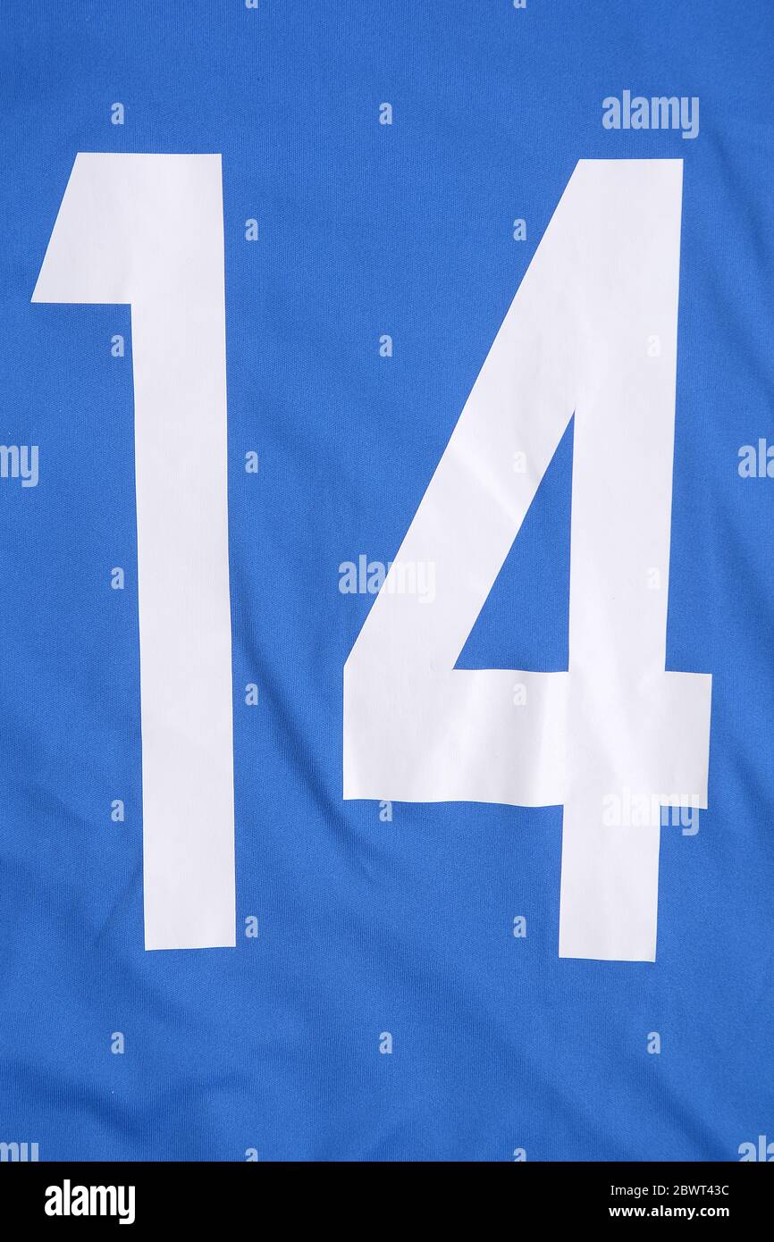 Blaues Fußballtrikot mit weißer Zahl 14 darauf. Sportbekleidung Hintergrund. Stockfoto