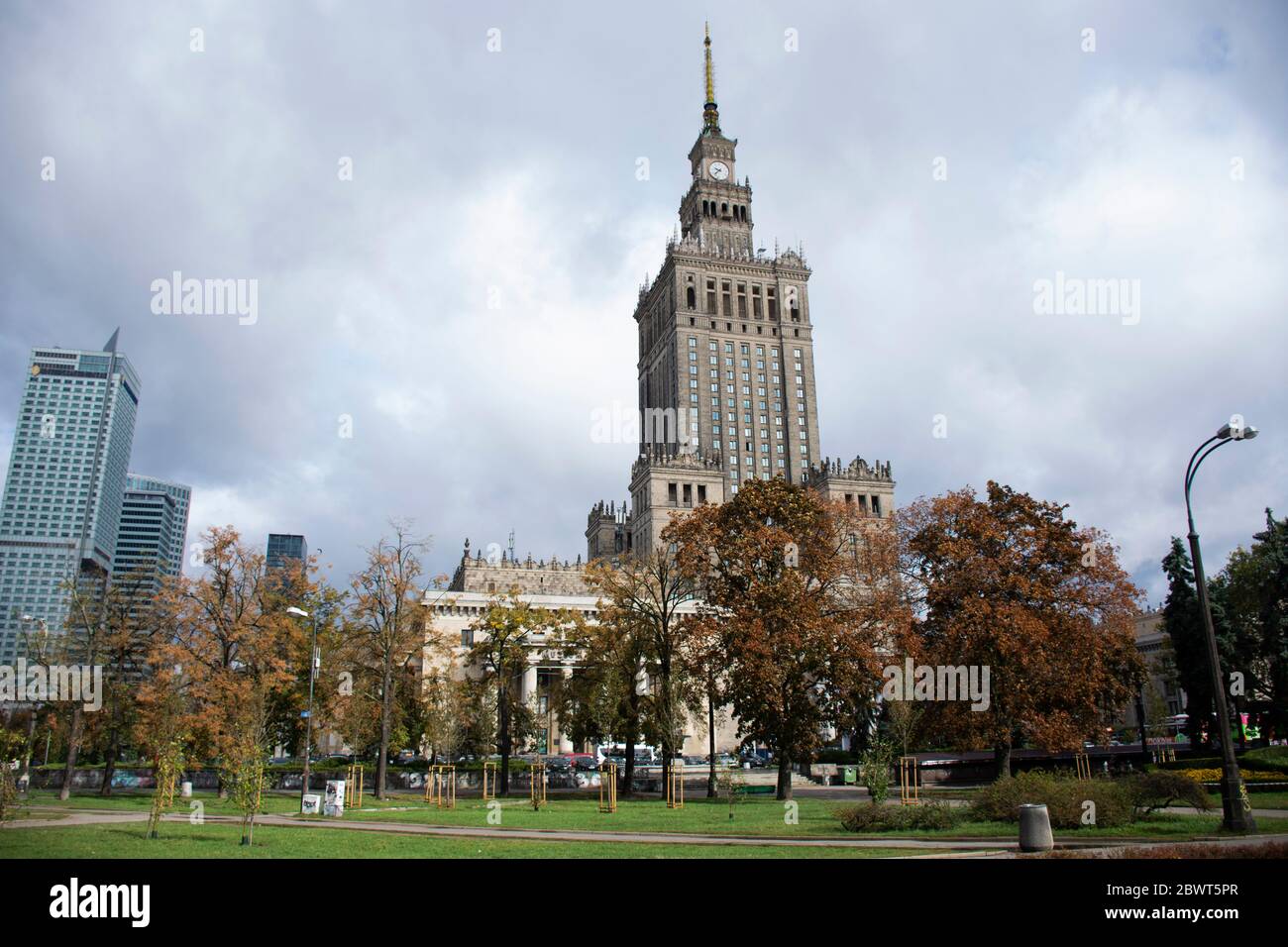 WARSCHAU, POLEN - SEPTEMBER 18 : Blick Landschaft und Stadtbild mit Wolken Himmel der Kongresshalle oder Sala kongressowa warszawa im Palast der Kultur und Sci Stockfoto