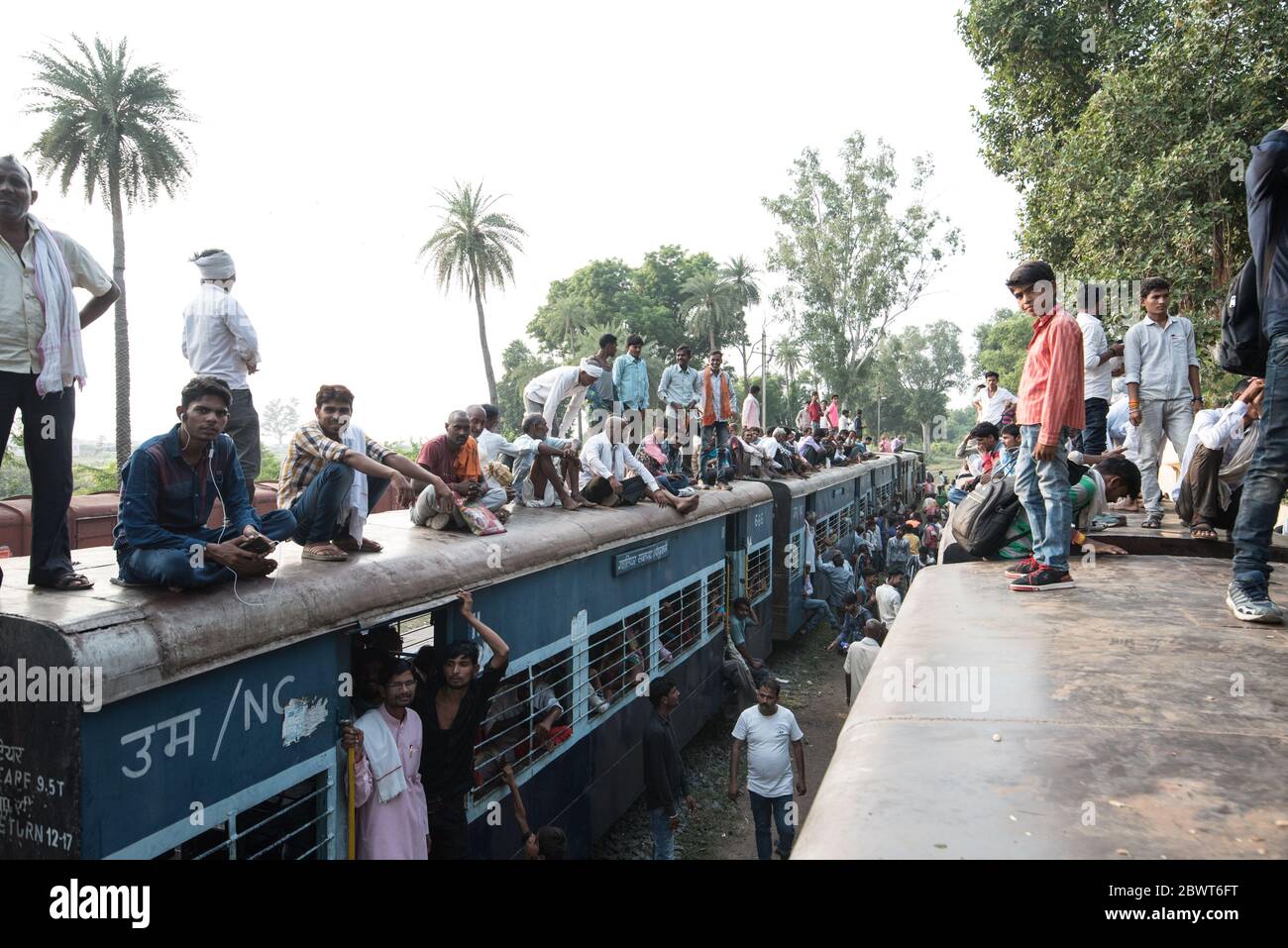 Passagiere auf einem überfüllten Zug an einem Bahnhof im ländlichen Madhya Pradesh, Indien. Indian Railways. Stockfoto