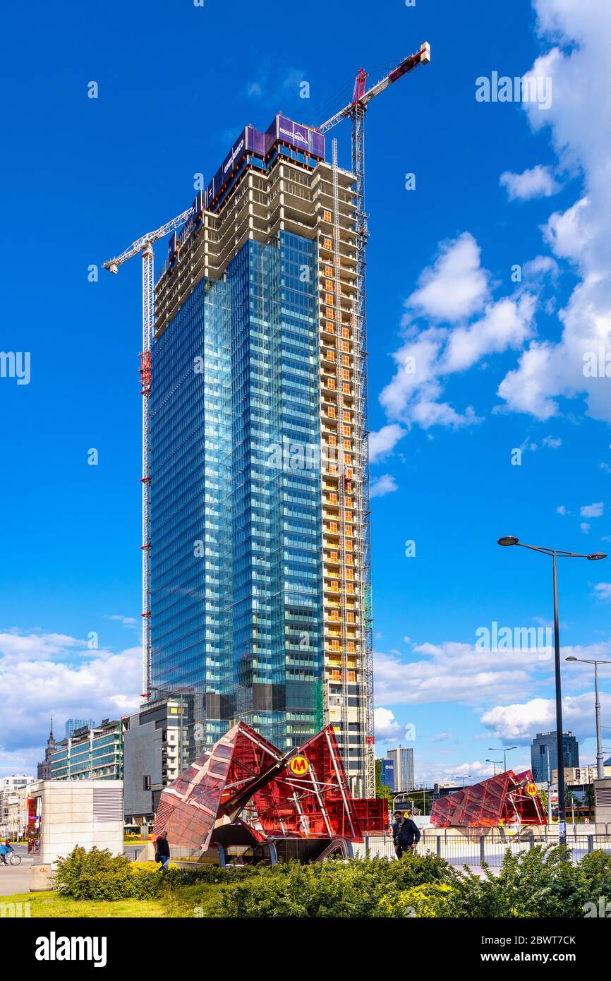 Warschau, Mazovia / Polen - 2020/05/22: Baustelle des Wolkenkratzers Warsaw Unit oder Spinnaker Office Tower, entwickelt von Ghelamco in der Panska Straße in Stockfoto