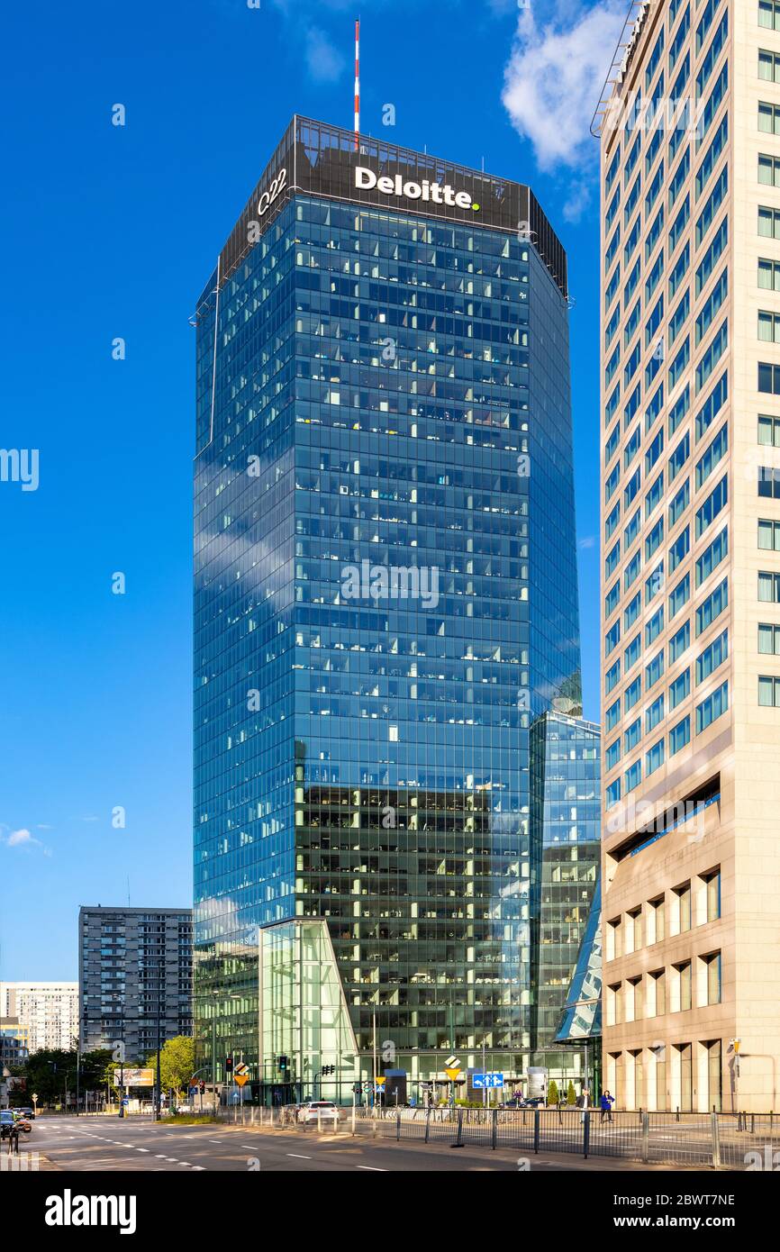 Warschau, Mazovia / Polen - 2020/05/22: Panoramablick auf den Büroturm Q22 von Echo Investment at al. Jana Pawla II Avenue im Wola Downtown District Stockfoto