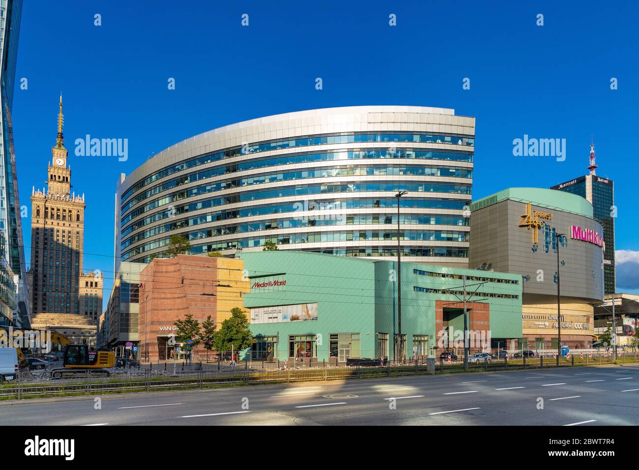 Warschau, Mazovia / Polen - 2020/05/22: Panoramablick auf das Stadtzentrum von Srodmmieriscie mit dem Einkaufszentrum Zlote Tarasy, dem Marriott Hotel und dem Büro Stockfoto