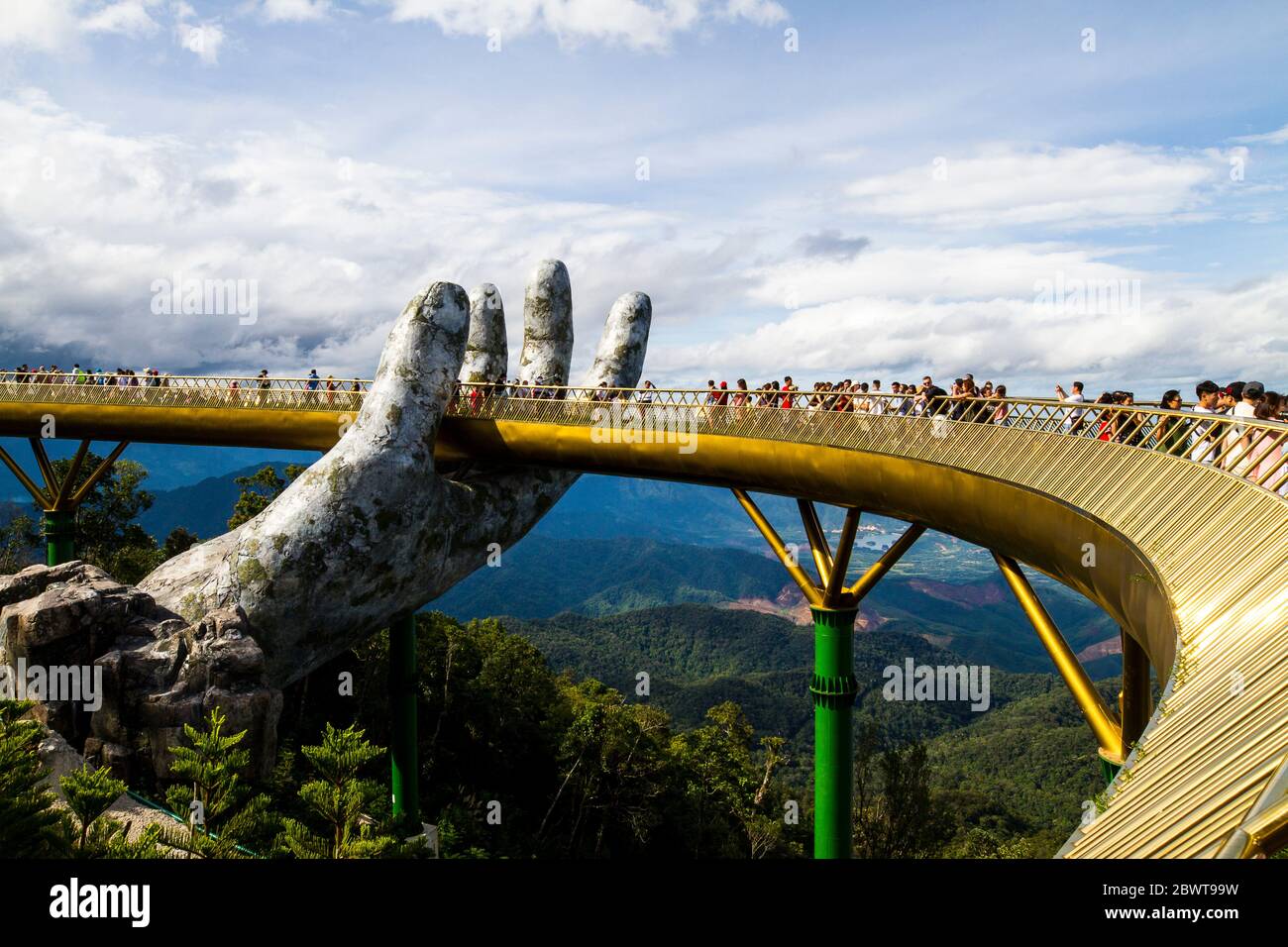 Die Goldene Brücke am Himmel für Spaziergänge in Ba Na Hügel, Da Nang, Vietnam im August 2019 Stockfoto