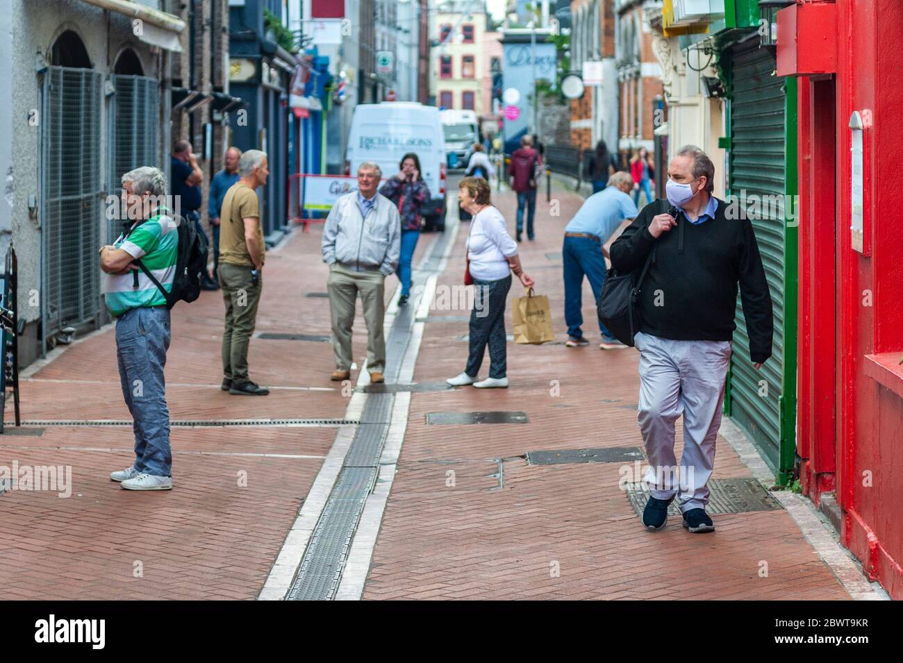 Cork, Irland. Juni 2020. Ein Shopper trägt eine Gesichtsmaske in Cork City, um sich vor Covid-19 zu schützen. Credit: AG News/Alamy Live News Stockfoto
