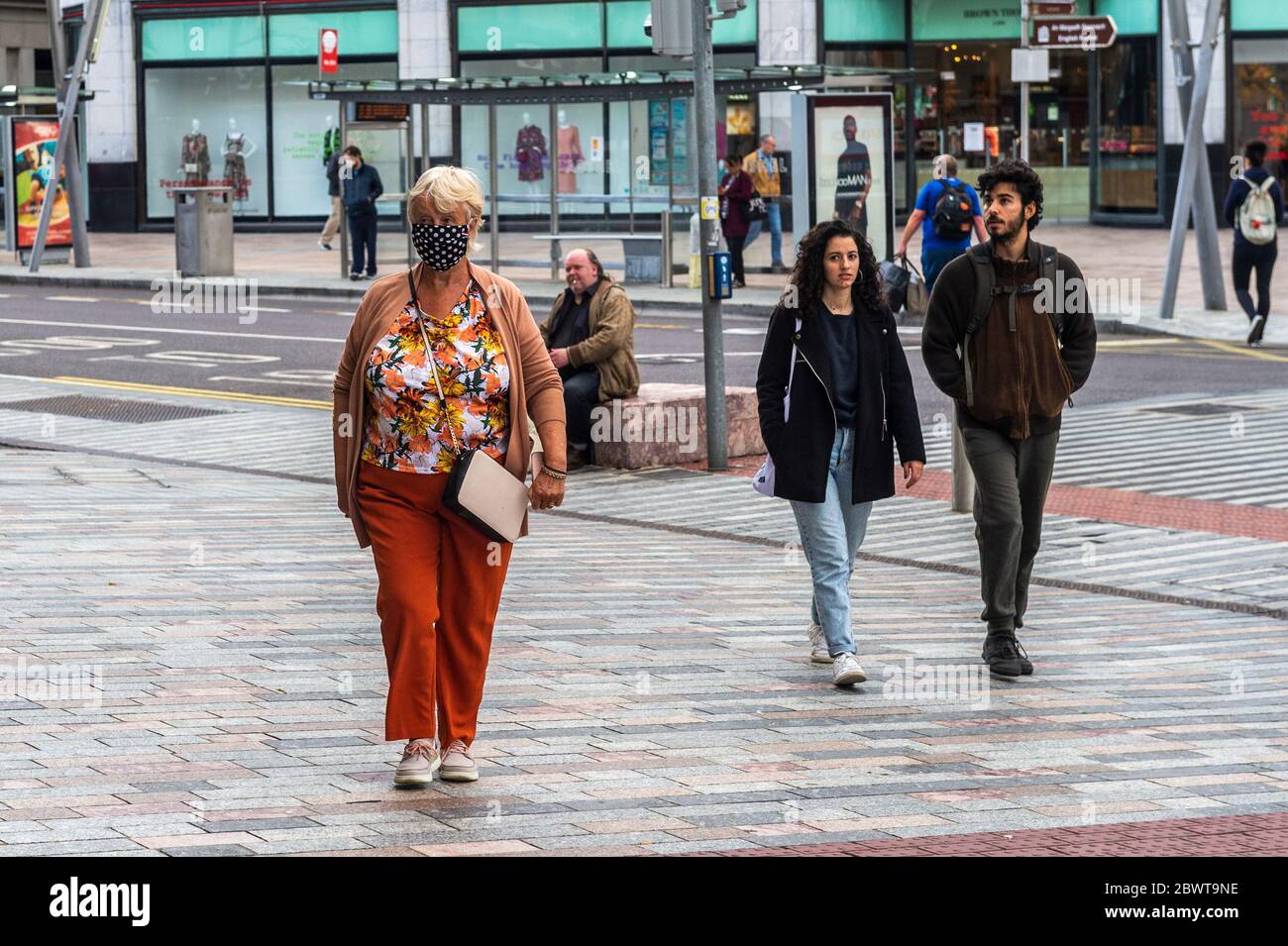 Cork, Irland. Juni 2020. Ein Shopper trägt eine Gesichtsmaske in Cork City, um sich vor Covid-19 zu schützen. Credit: AG News/Alamy Live News Stockfoto