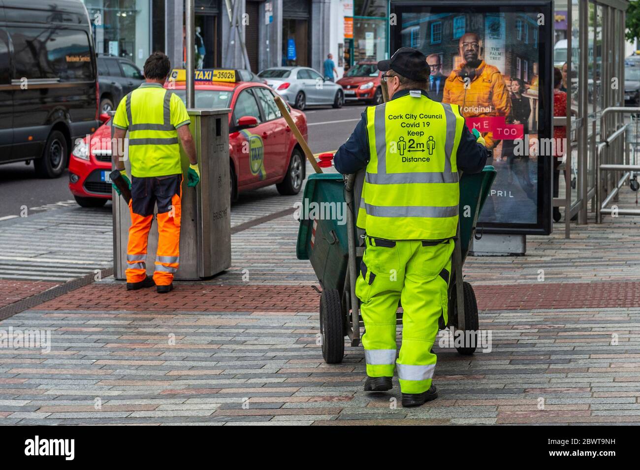 Cork, Irland. Juni 2020. Ein Arbeiter des Stadtrats von Cork trägt eine hallo-viz Weste, die die Menschen an die sozialen Distanzierungsrichtlinien in Cork City aufgrund von Covid-19 erinnert. Credit: AG News/Alamy Live News Stockfoto