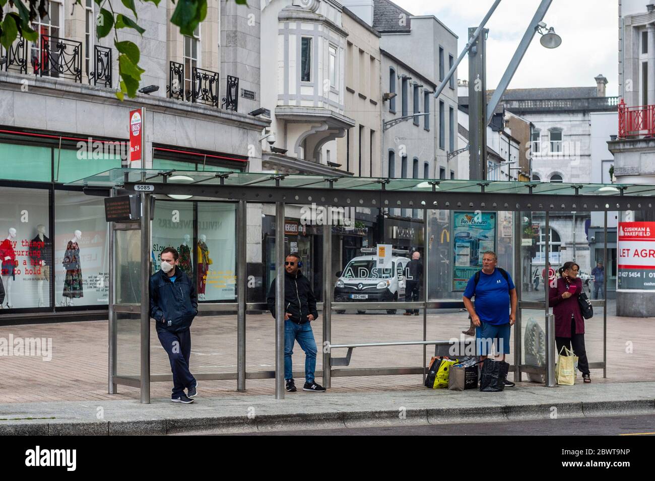 Cork, Irland. Juni 2020. Ein Mann an einer Bushaltestelle trägt eine Gesichtsmaske, um sich vor Covid-19 zu schützen. Credit: AG News/Alamy Live News Stockfoto