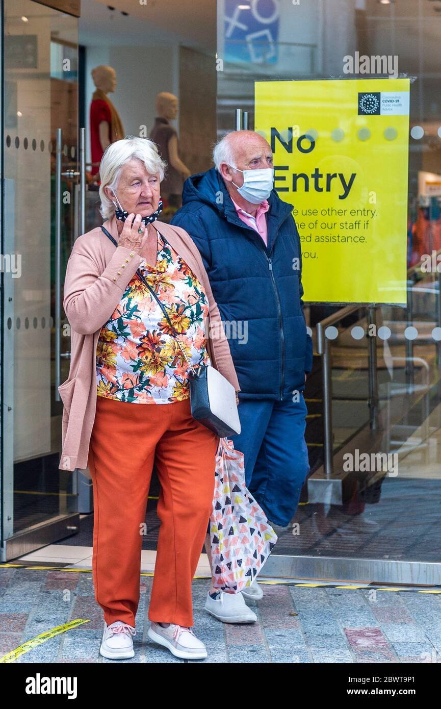 Cork, Irland. Juni 2020. Um sich vor Covid-19 zu schützen, tragen die Käufer in Cork City Gesichtsmasken. Credit: AG News/Alamy Live News Stockfoto