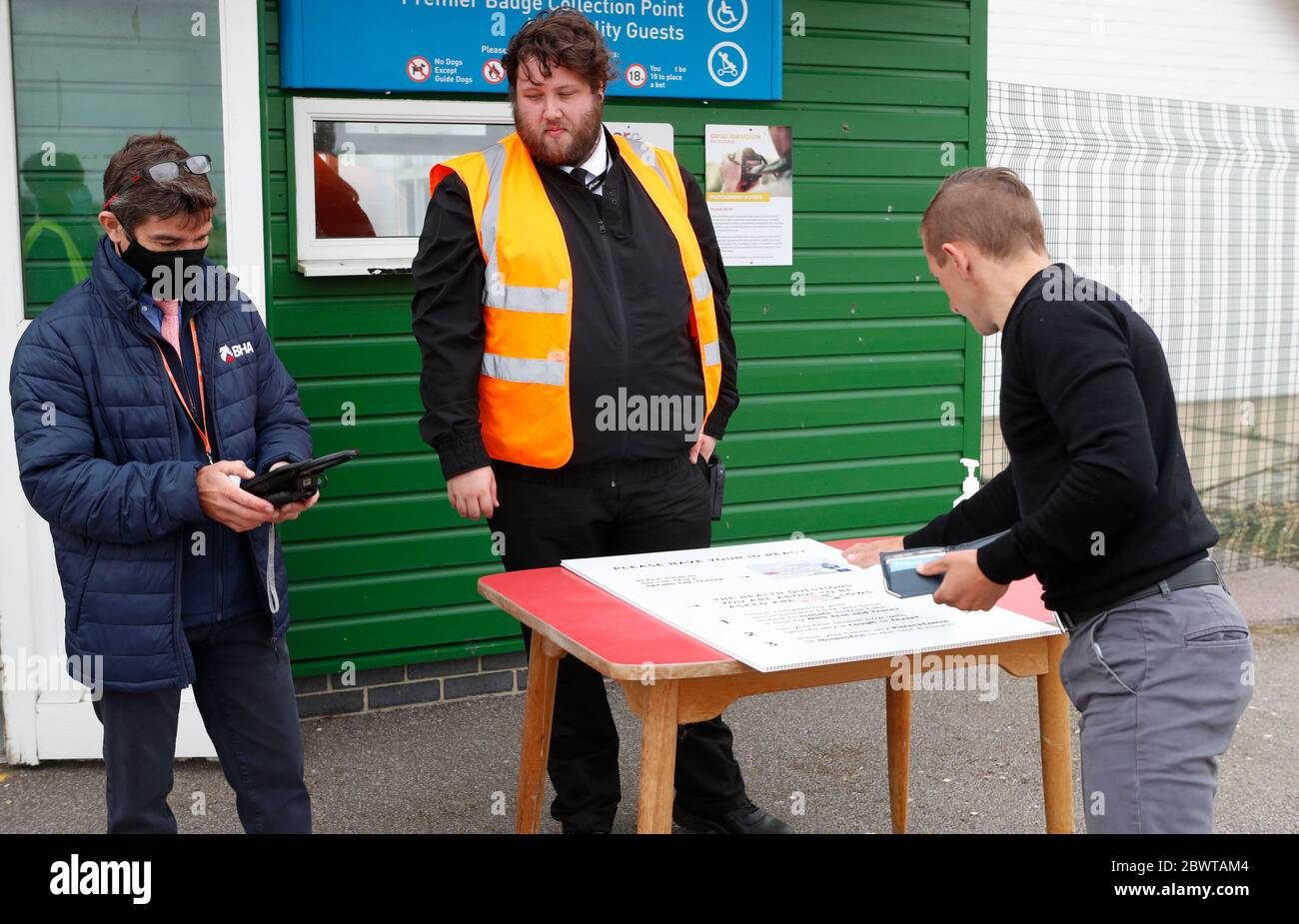 Patrick Joseph McDonald beantwortet die letzten Gesundheitsfragen plus ID-Prüfung, bevor er den Kurs auf der Rennbahn Yarmouth betritt. Stockfoto