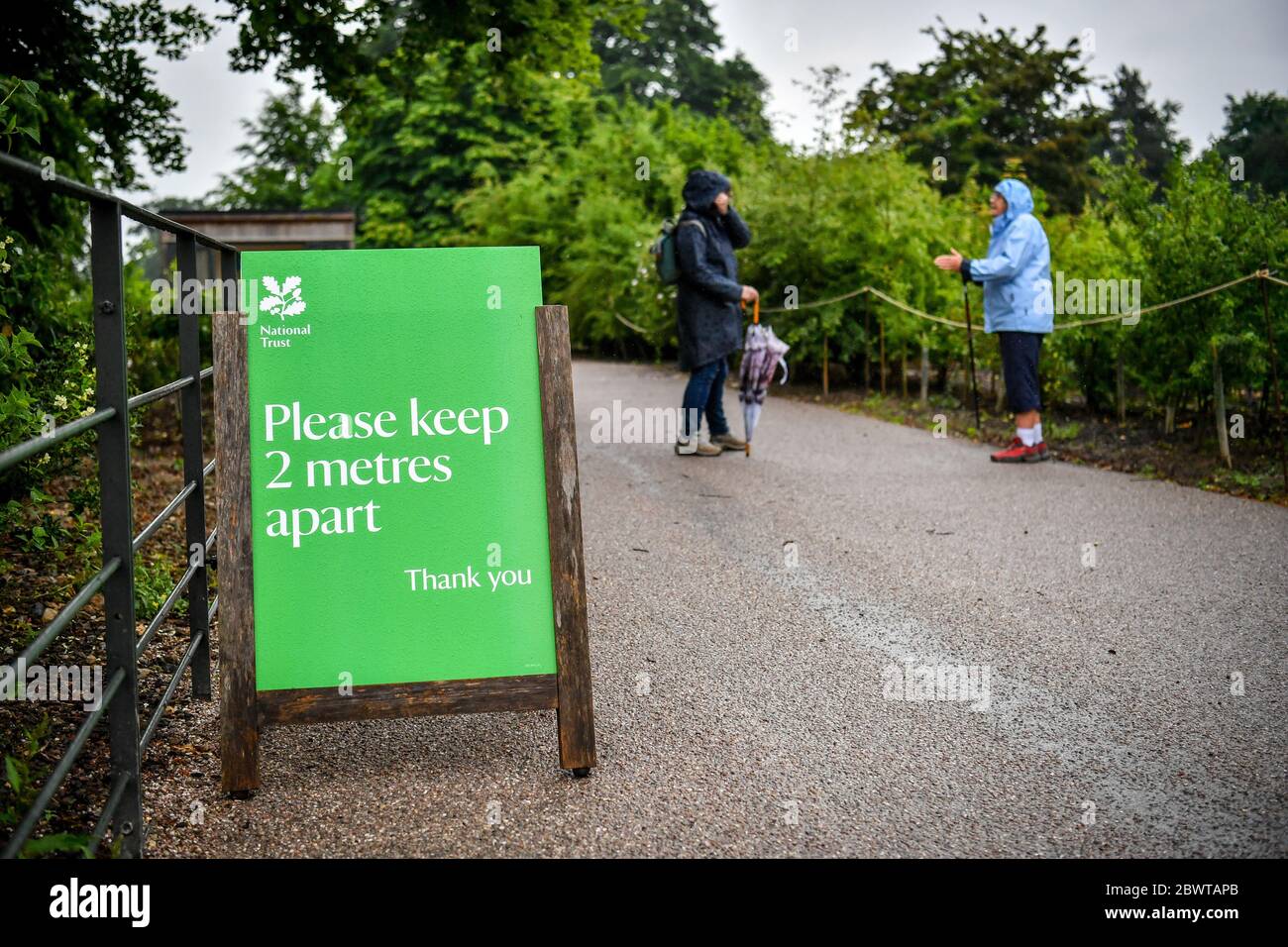 Signage rät Besuchern, sich am ersten Tag der Wiedereröffnung der National Trust Gärten und Parklandschaften nach dem Ausbruch des Coronavirus im Attingham Park in Shropshire sozial distanziert zu halten. National Trust setzt die Wiedereröffnung von Gärten und Parklandschaften in England und Nordirland ein, wobei eine Vorausbuchung erforderlich ist, um die Anzahl der Gärten und Parks zu begrenzen und die öffentliche Sicherheit zu gewährleisten. Stockfoto
