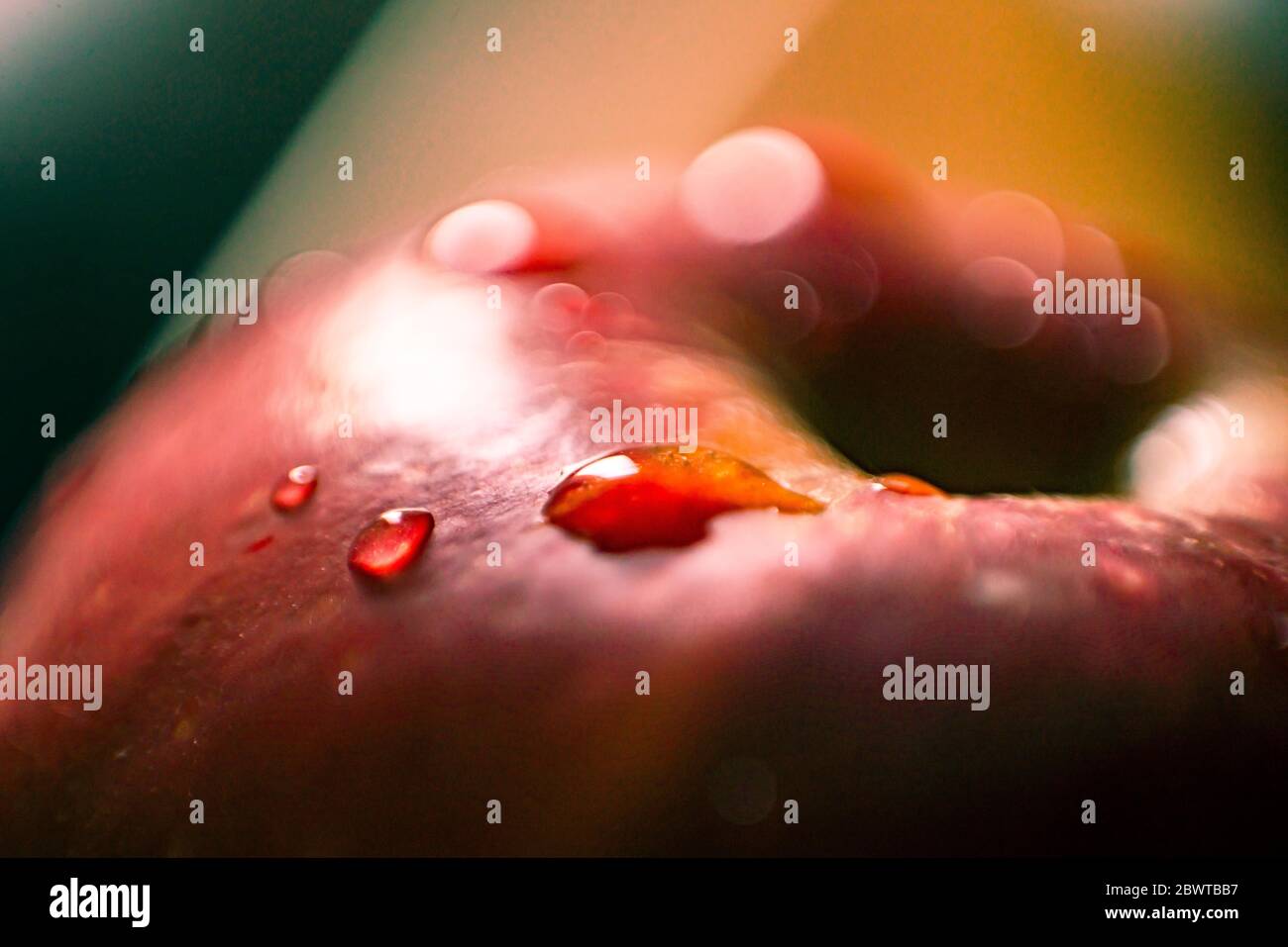 Nahaufnahme der Apfelhaut mit Wassertropfen Stockfoto