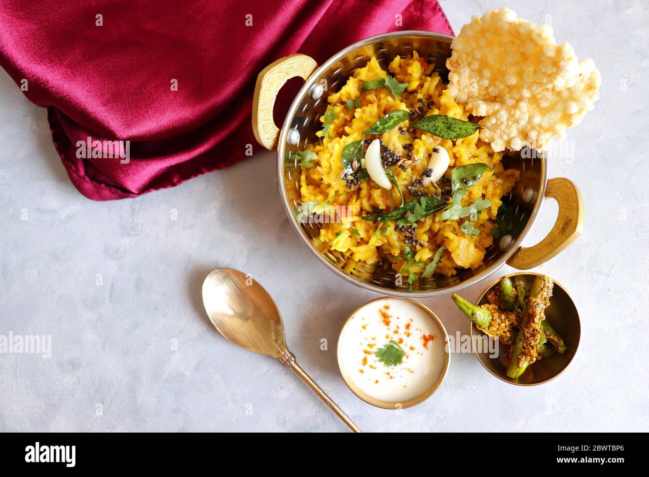 Dal khichadi/Masala Khichdi/daal khichdi Tadka ist ein gesundes indisches Rezept aus gemischten Linsen & Reis kombiniert mit Gewürzen & Gemüse. Stockfoto