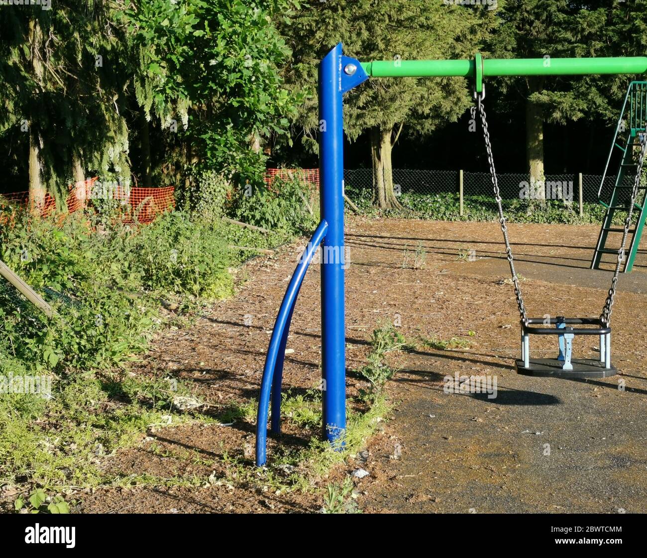 Farbenfroh blau und grün schaukeln Kinder in ungenutzten Park während der Sperrung Stockfoto