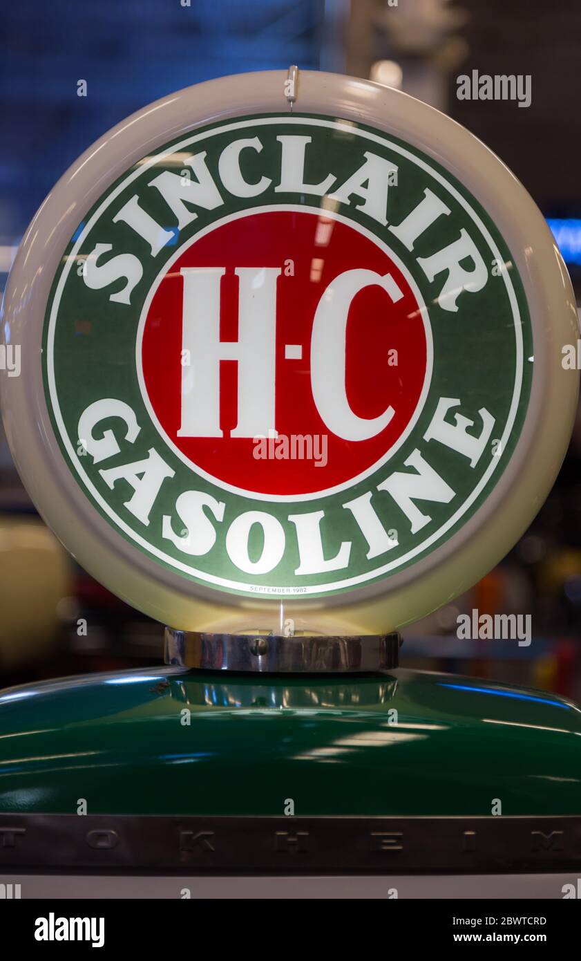 Die Glaskugel auf einer antiken Sinclair H-C Benzinpumpe Tokheim. Stockfoto