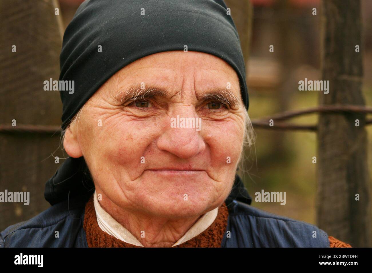 Porträt einer älteren Frau auf dem Land Rumäniens Stockfoto