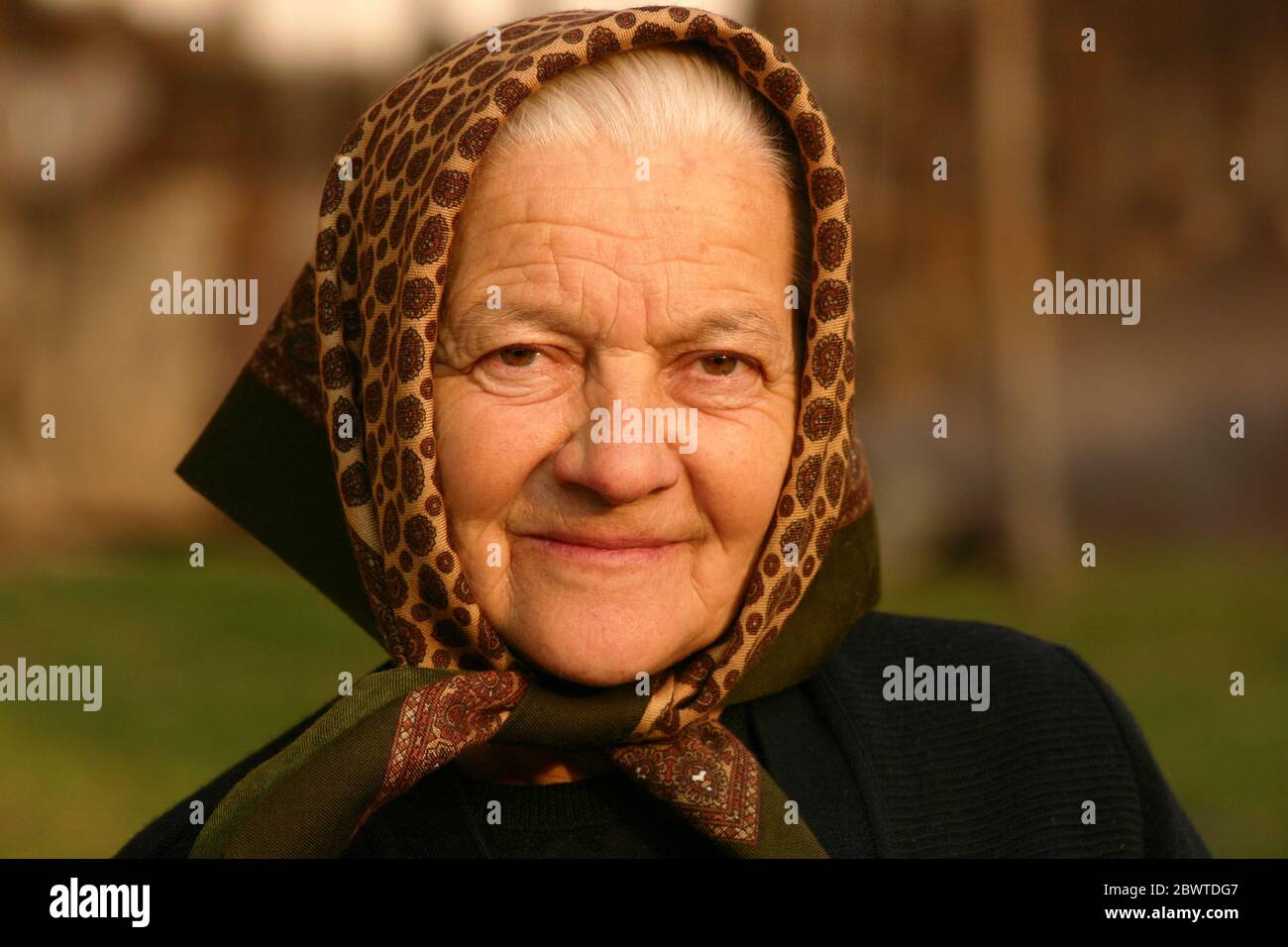 Porträt einer älteren Frau auf dem Land Rumäniens Stockfoto
